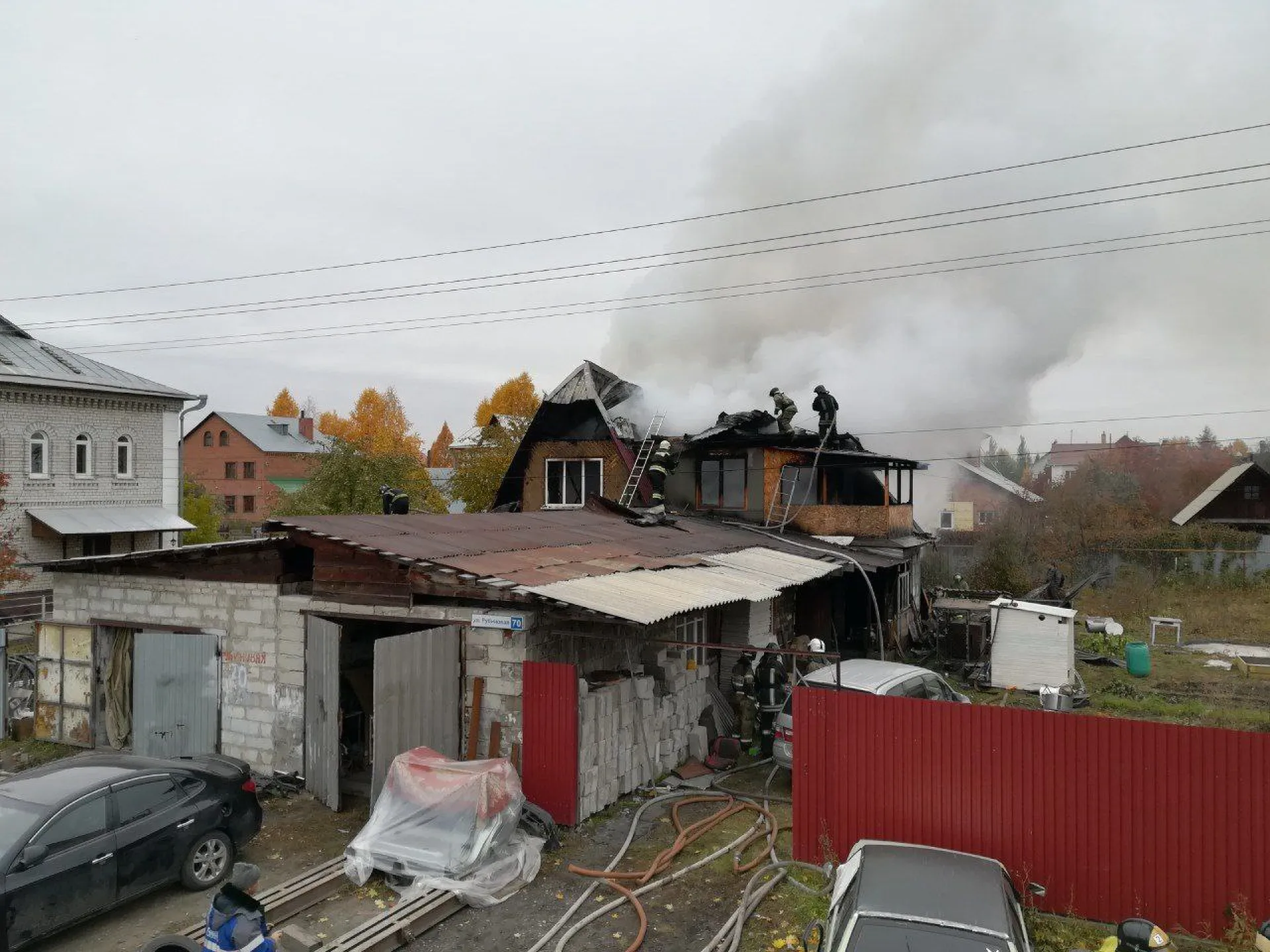 Пожарные потушили горящий частный дом в Барнауле