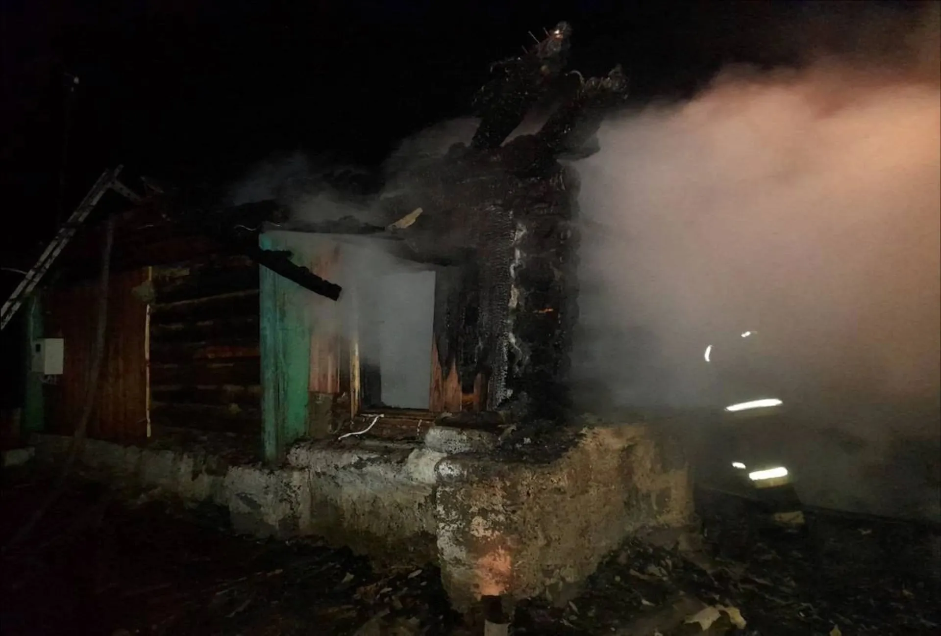 Пожарные спасли трёх детей из горящего дома в Алтайском крае