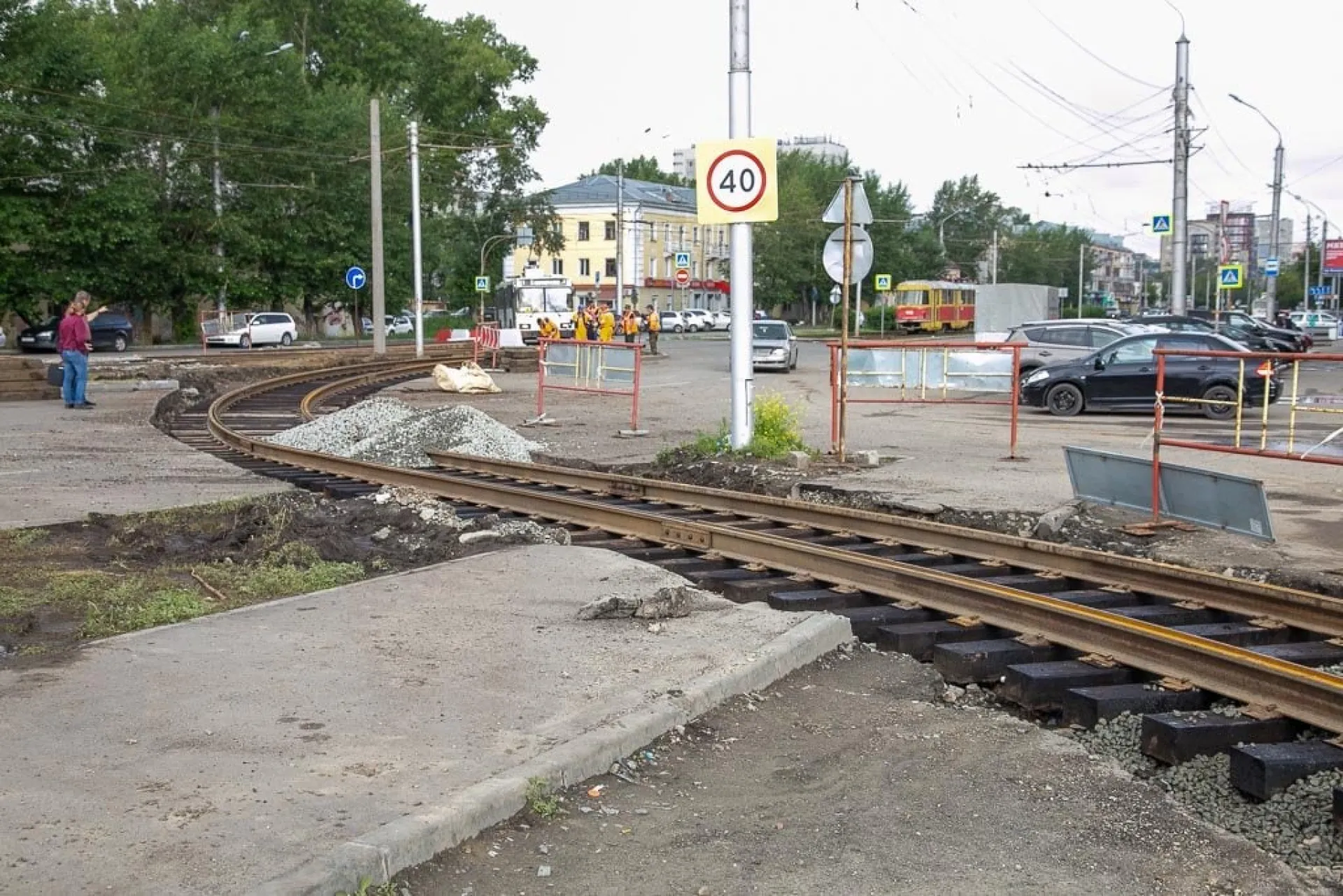 На втором разворотном кольце в Барнауле уложили рельсы На втором разворотном кольце в Барнауле уложили рельсы