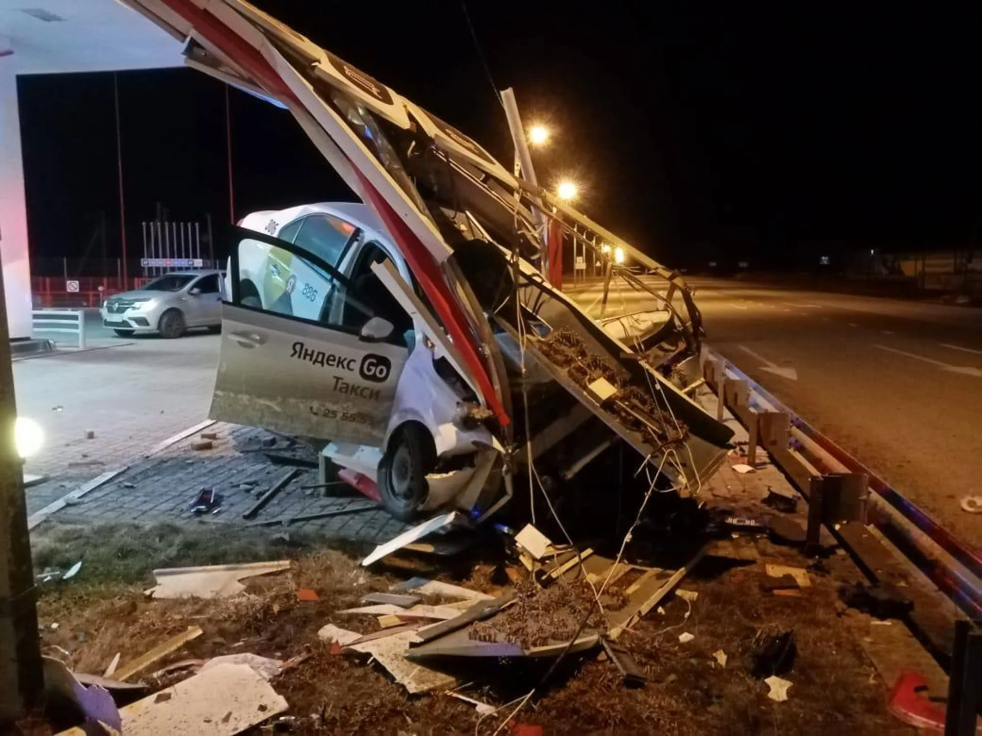 Водитель такси снёс стелу у автозаправки около Бийска Водитель такси снёс стелу у автозаправки около Бийска