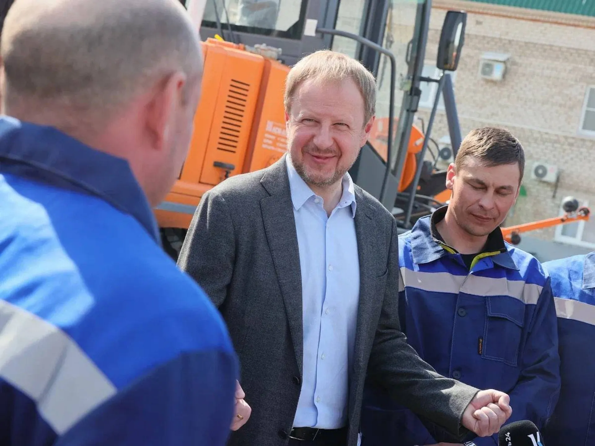 Виктор Томенко посетил асфальтовый завод в Новоалтайске