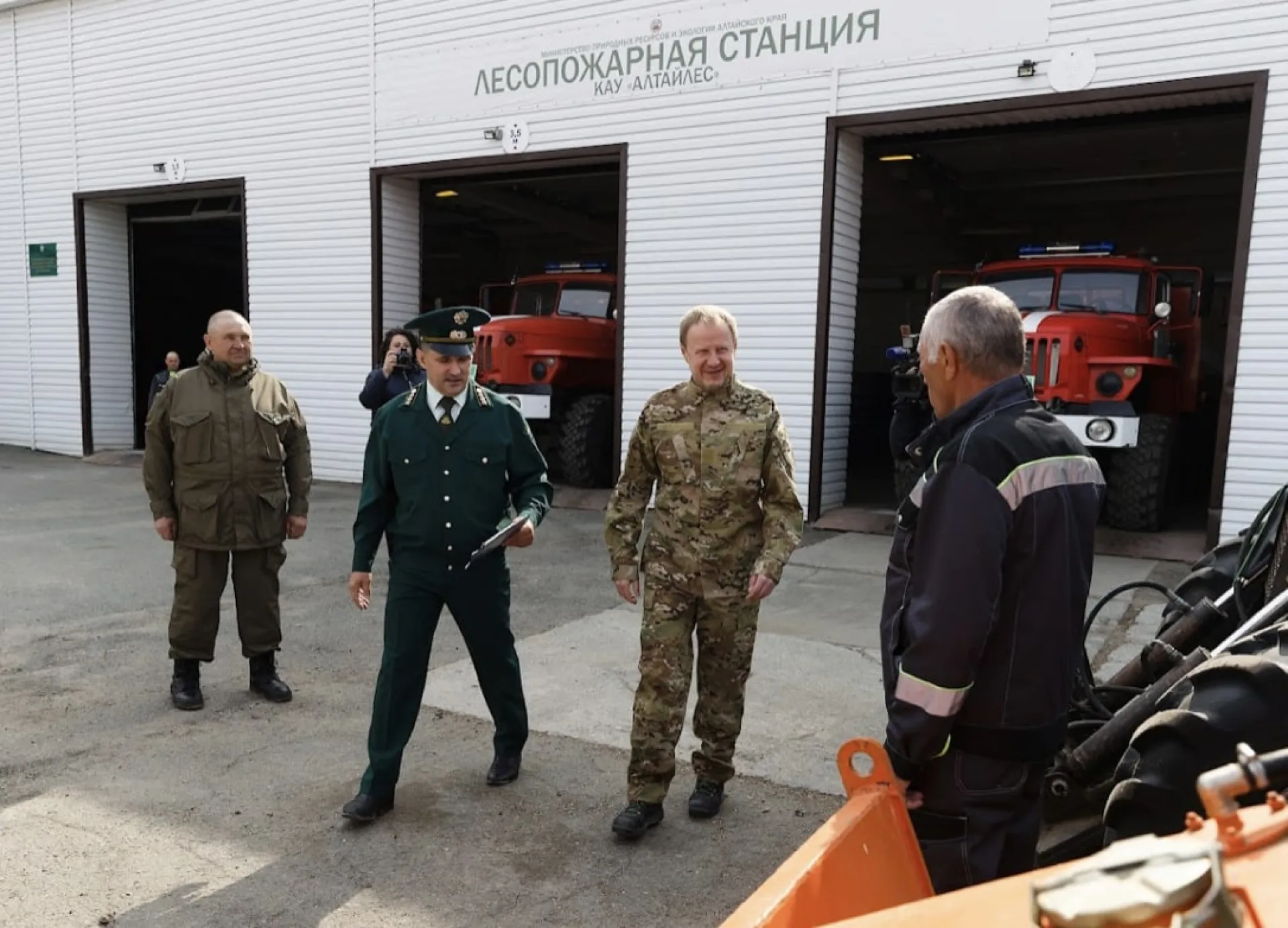 Виктор Томенко проверил лесопожарную станцию в селе Бобровка Алтайского края