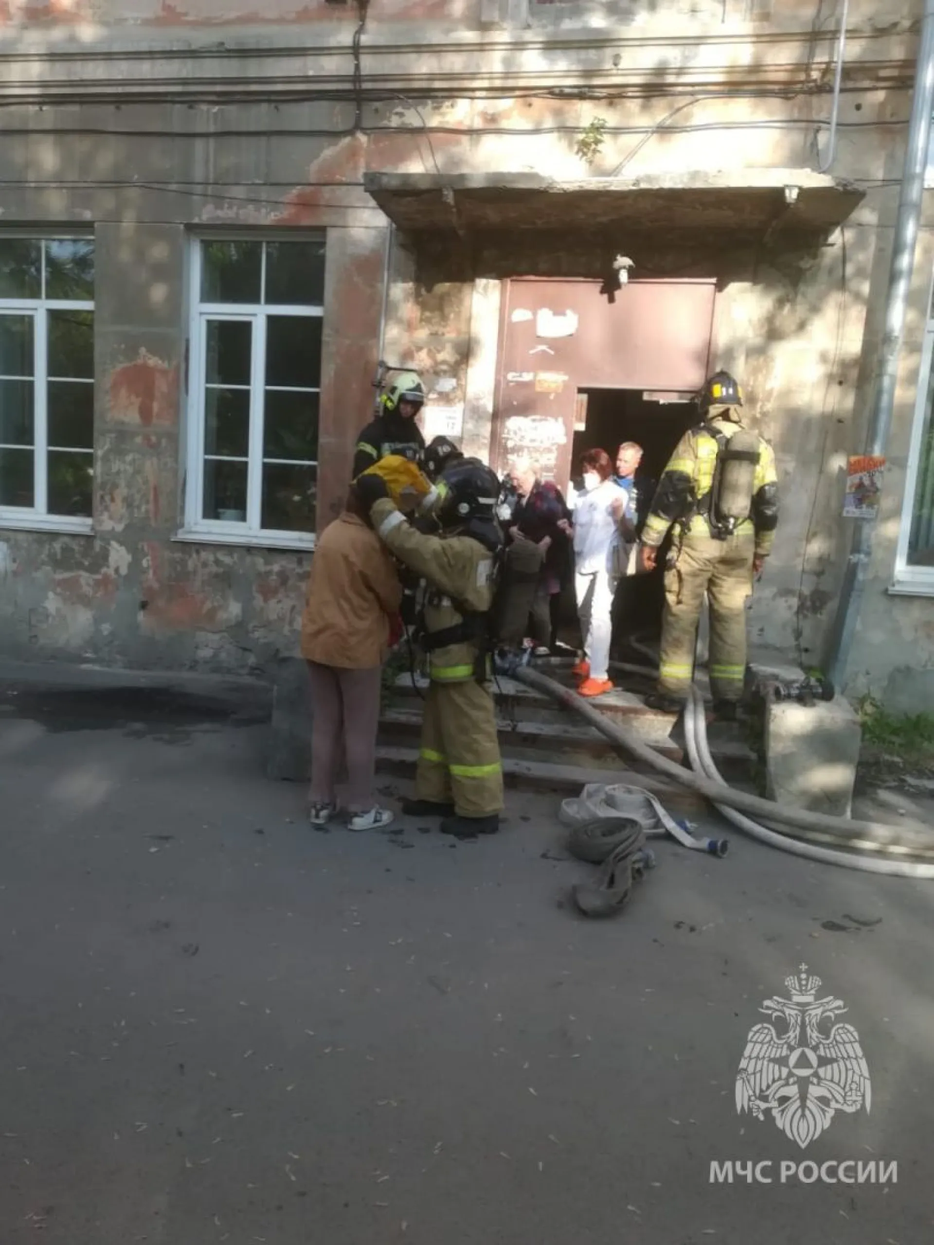Пожарные спасли из огня 11 человек в Барнауле Пожарные спасли из огня 11 человек в Барнауле