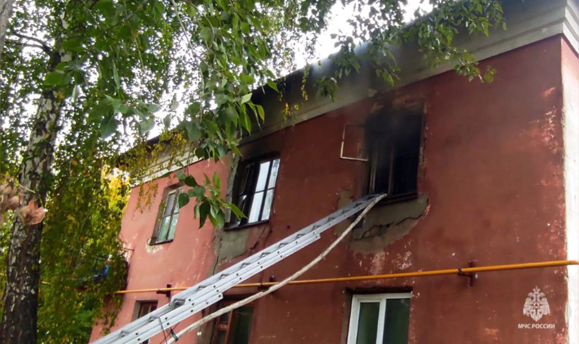 Аварийный дом загорелся на Потоке в Барнауле