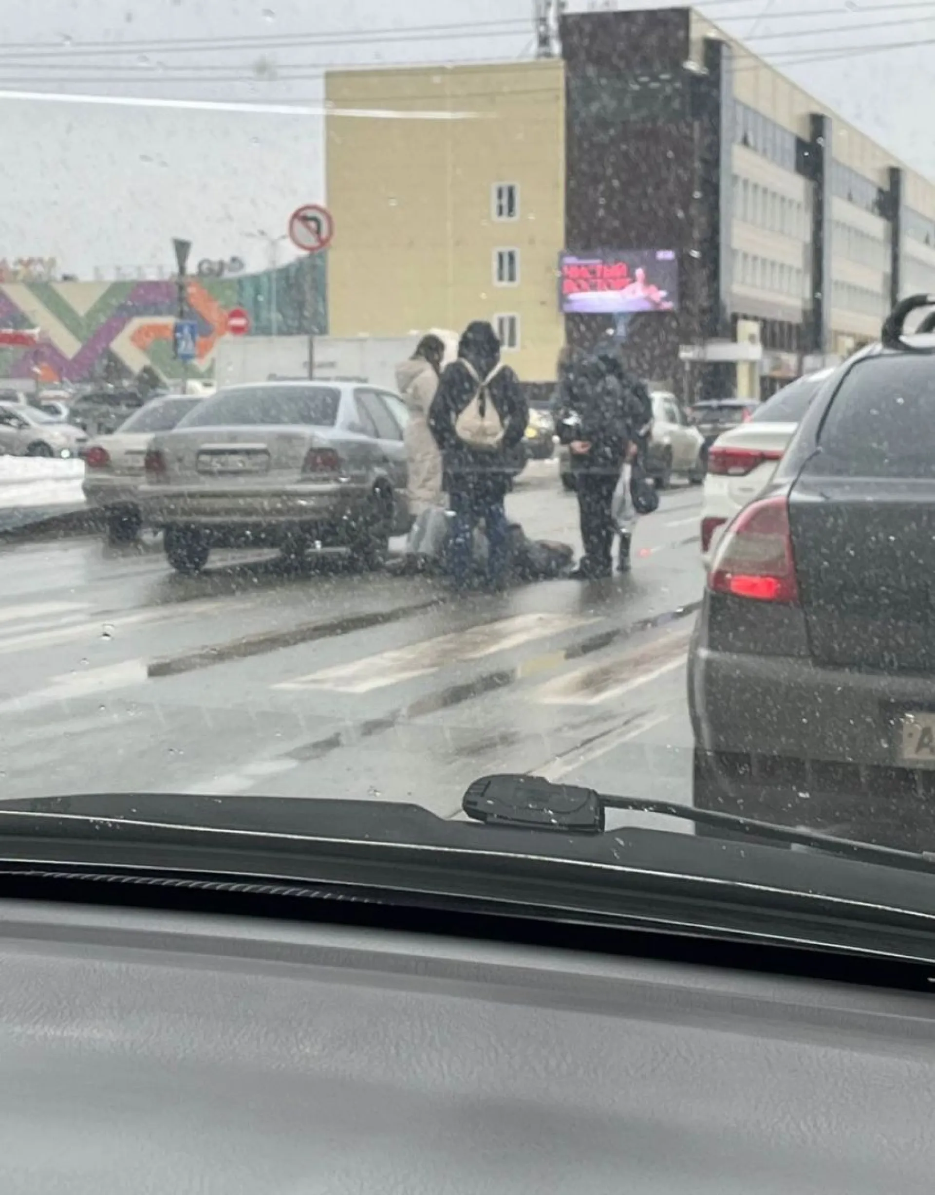 Пешехода сбили у одного из торговых центров Барнаула
