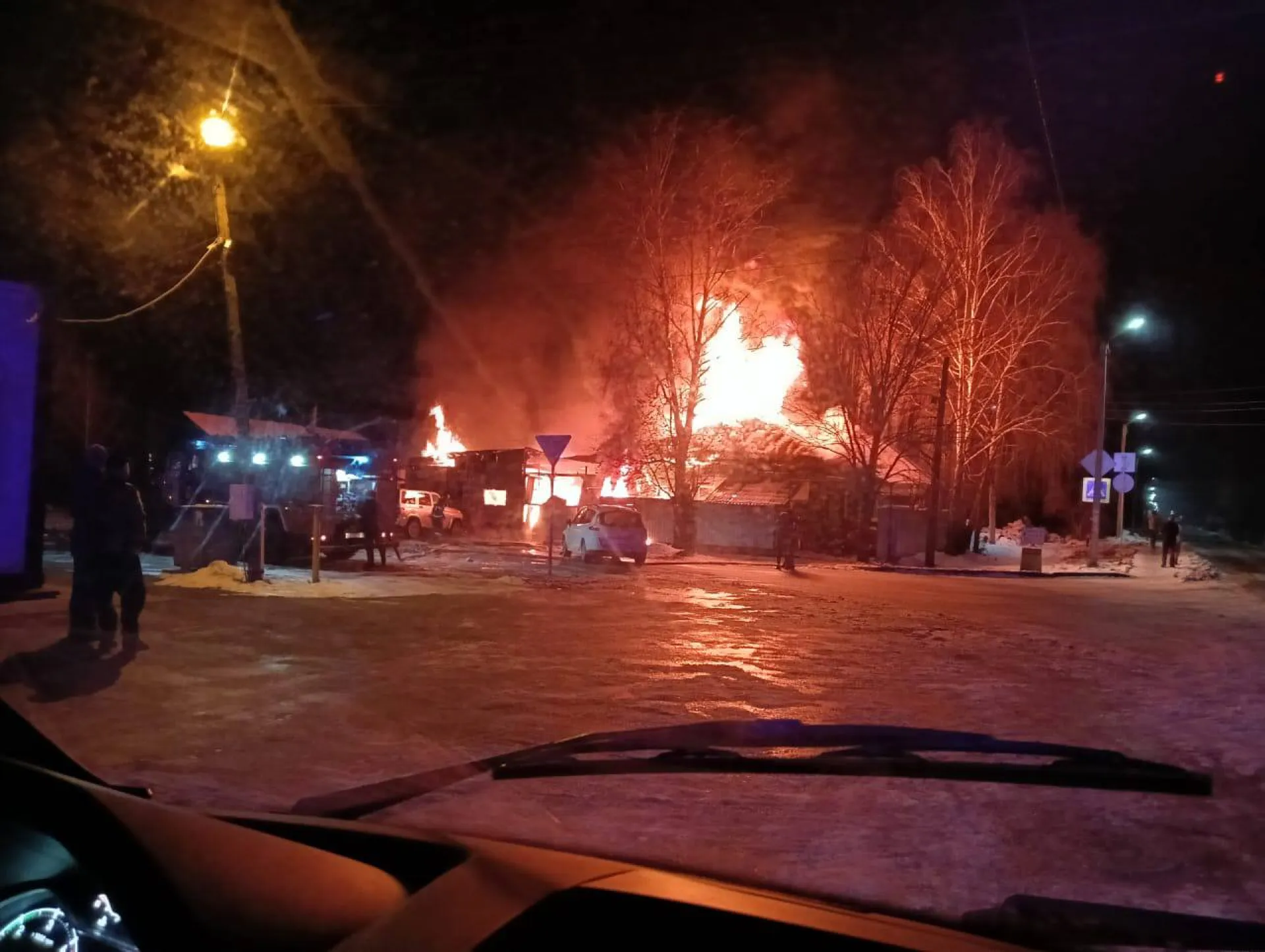 3 машины и постройки сгорели во время крупного пожара в Бийске