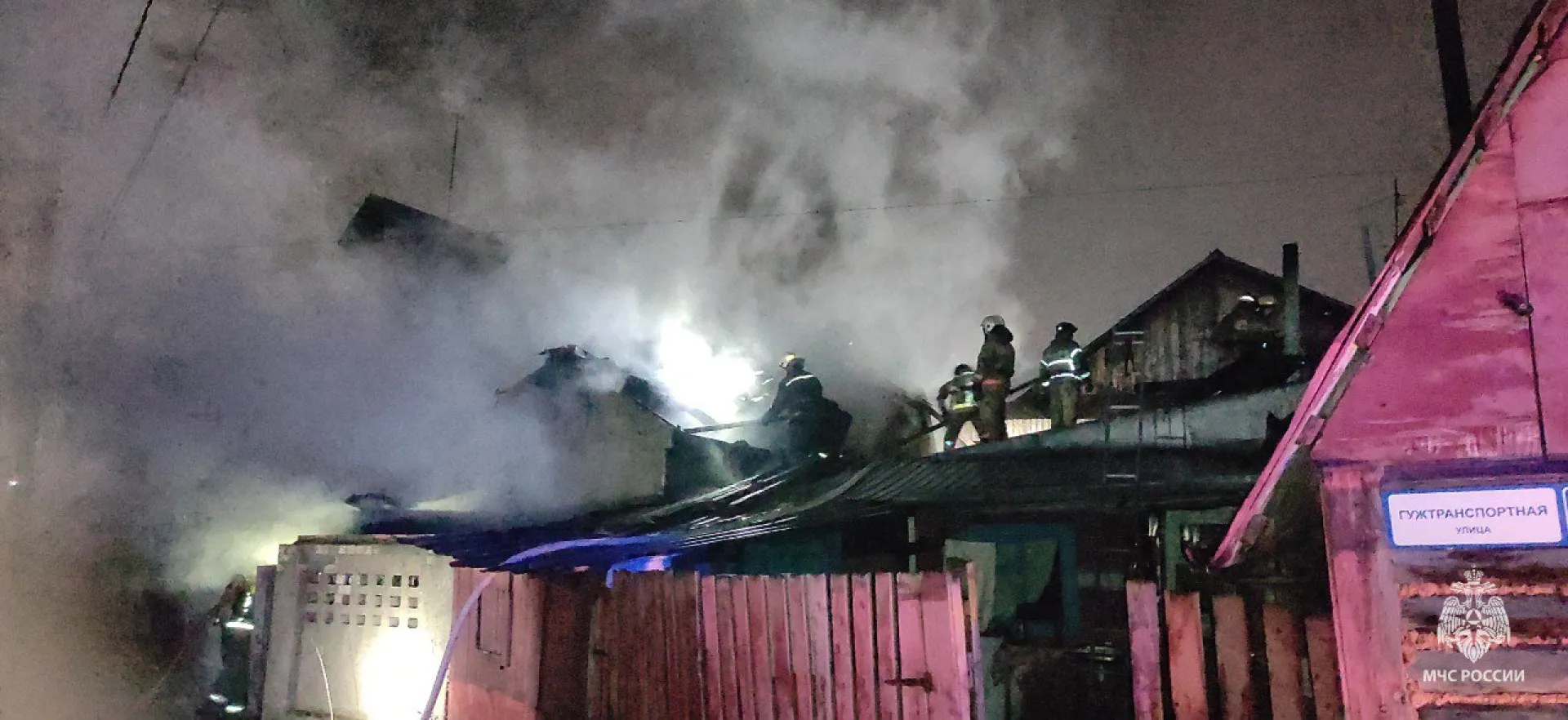 Двое человек погибли на крупном пожаре в частном секторе Барнаула Двое человек погибли на крупном пожаре в частном секторе Барнаула