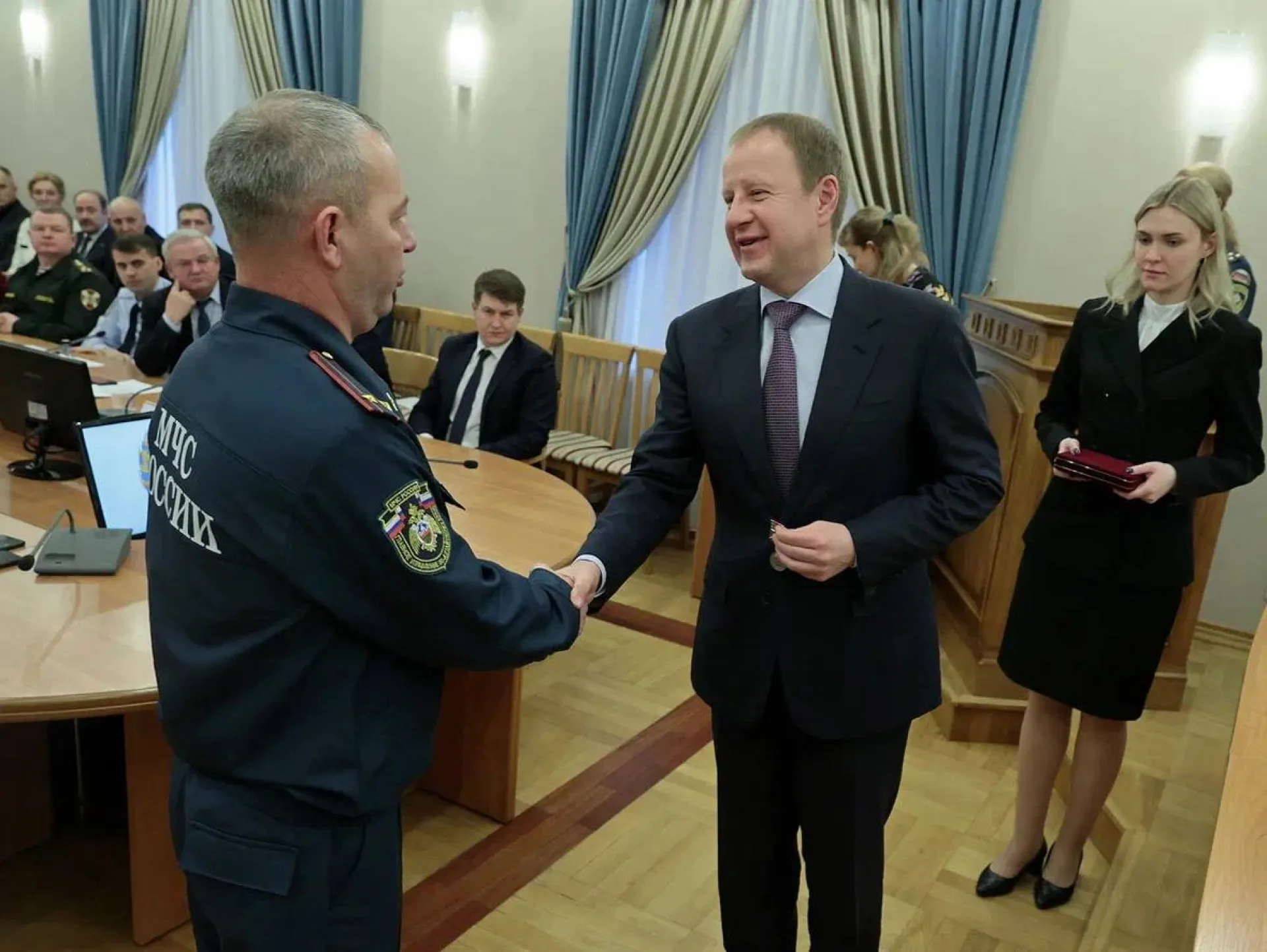 Губернатор Виктор Томенко наградил и поздравил алтайских спасателей Губернатор Виктор Томенко наградил и поздравил алтайских спасателей