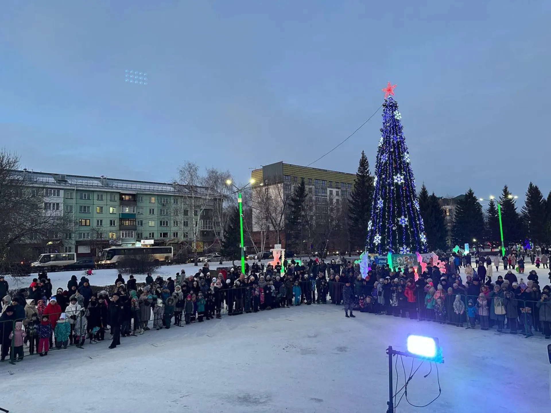 Новогодний ледовый городок открылся в Бийске Новогодний ледовый городок открылся в Бийске