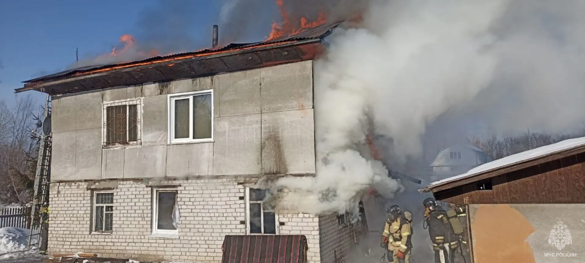 Очевидец спас детей из горящего дома в Новоалтайске Очевидец спас детей из горящего дома в Новоалтайске