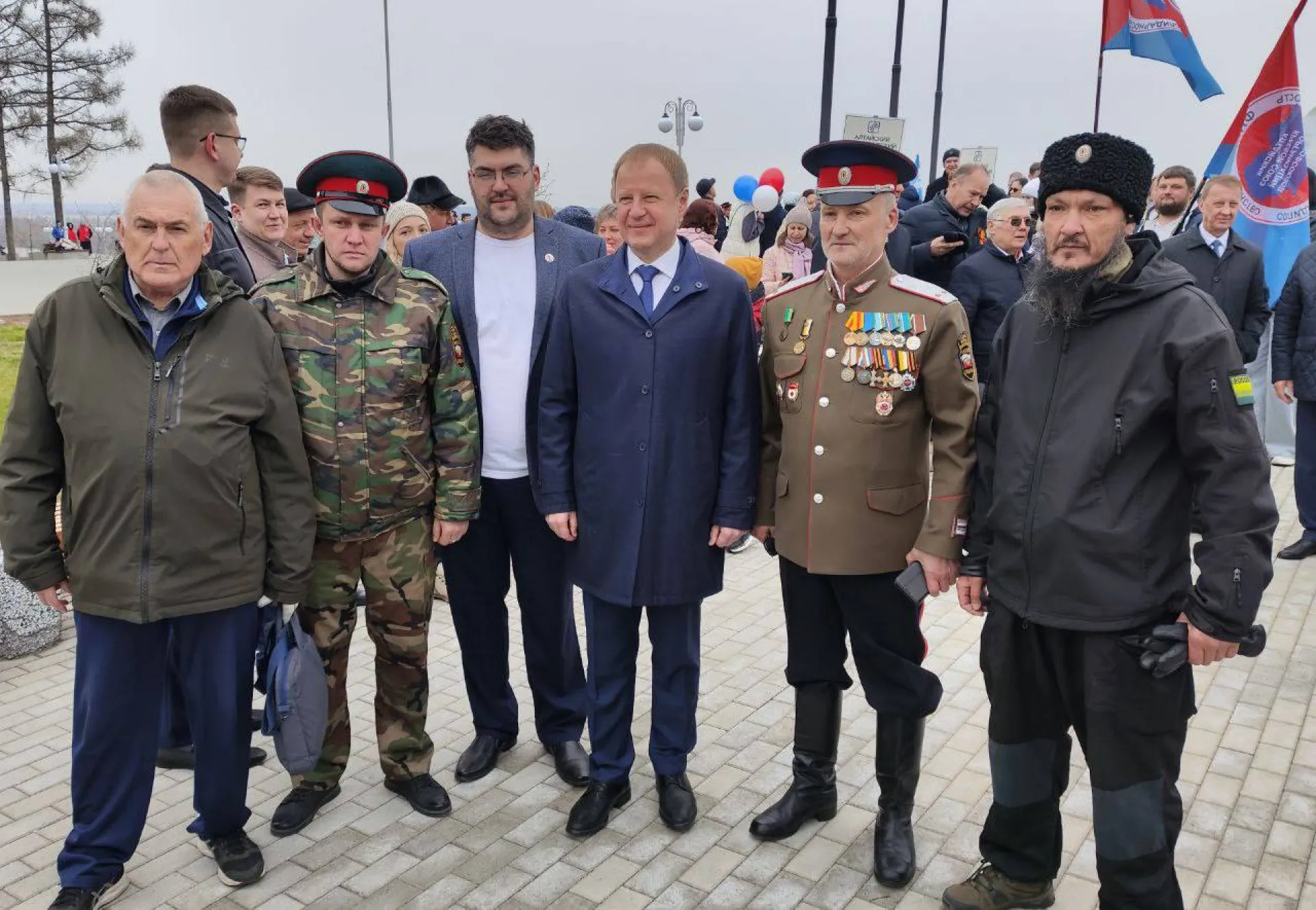 Виктор Томенко поздравил жителей Алтайского края у стелы «Город трудовой доблести» в Барнауле