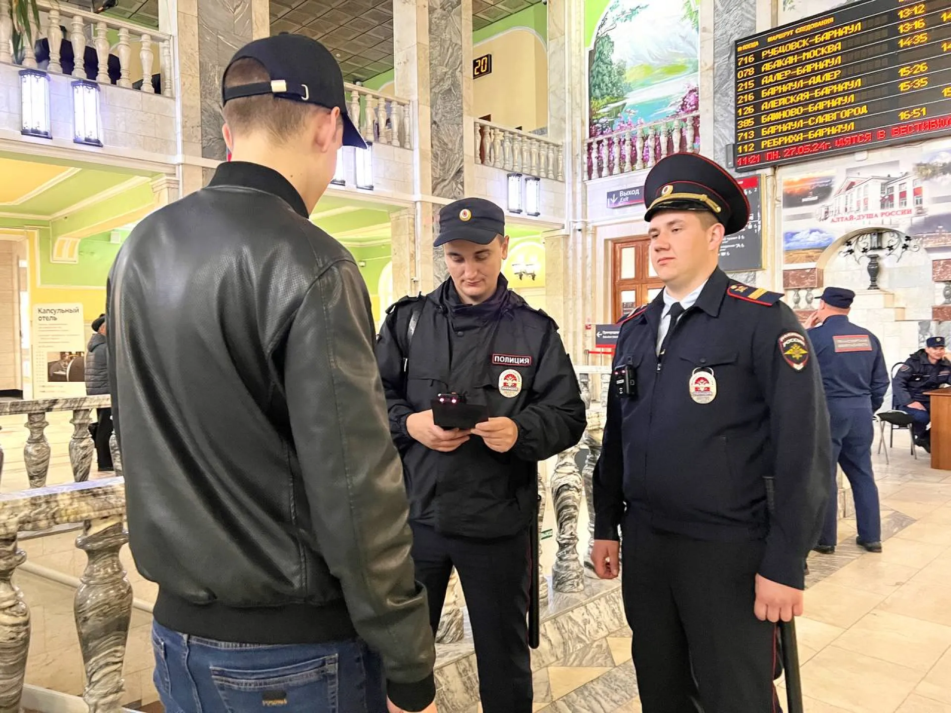 Должников по штрафам задержали транспортные полицейские Алтая на вокзале Должников по штрафам задержали транспортные полицейские Алтая на вокзале
