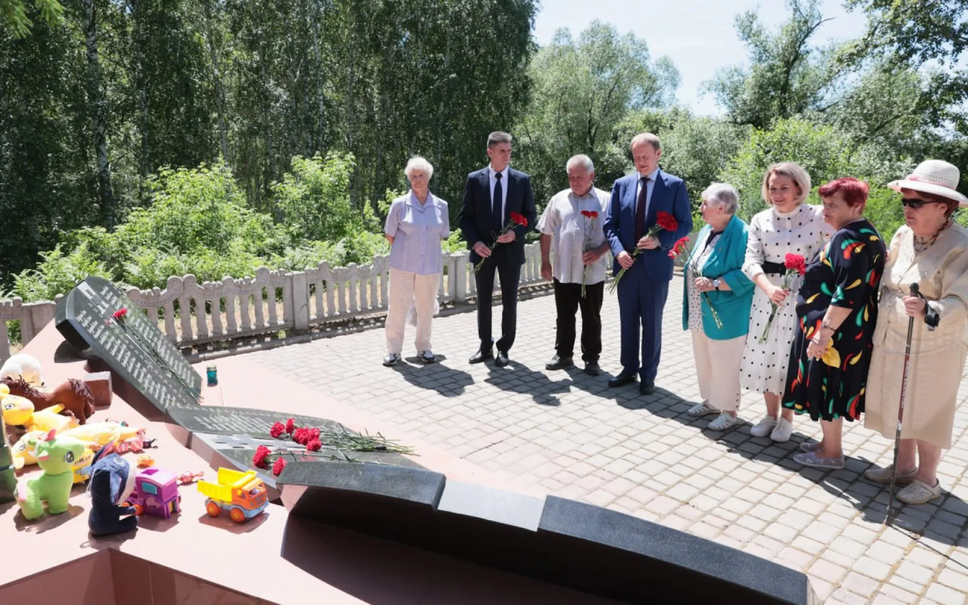 Виктор Томенко провел День памяти и скорби с жителями Троицкого района 