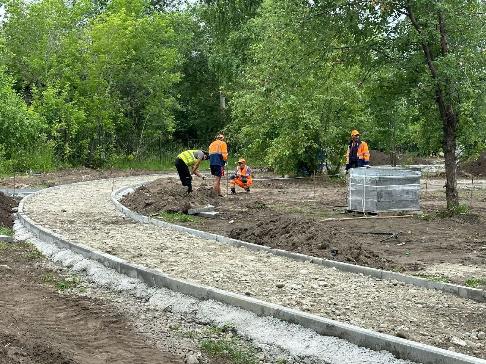 Благоустройство Молодёжного сквера продолжается в Бийске Благоустройство Молодёжного сквера продолжается в Бийске
