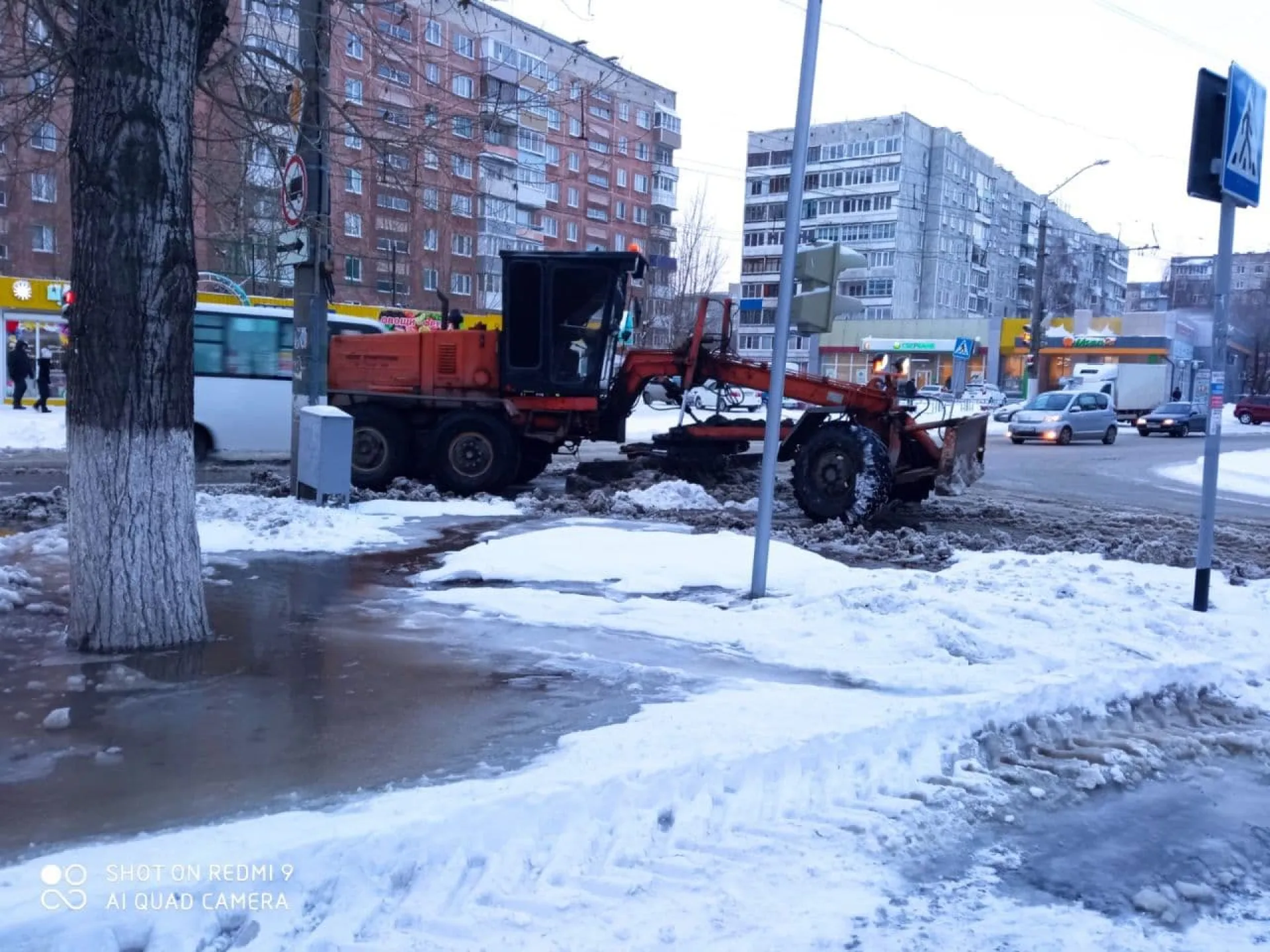 Коммунальную аварию на улице Юрина в Барнауле устранили Коммунальную аварию на улице Юрина в Барнауле устранили