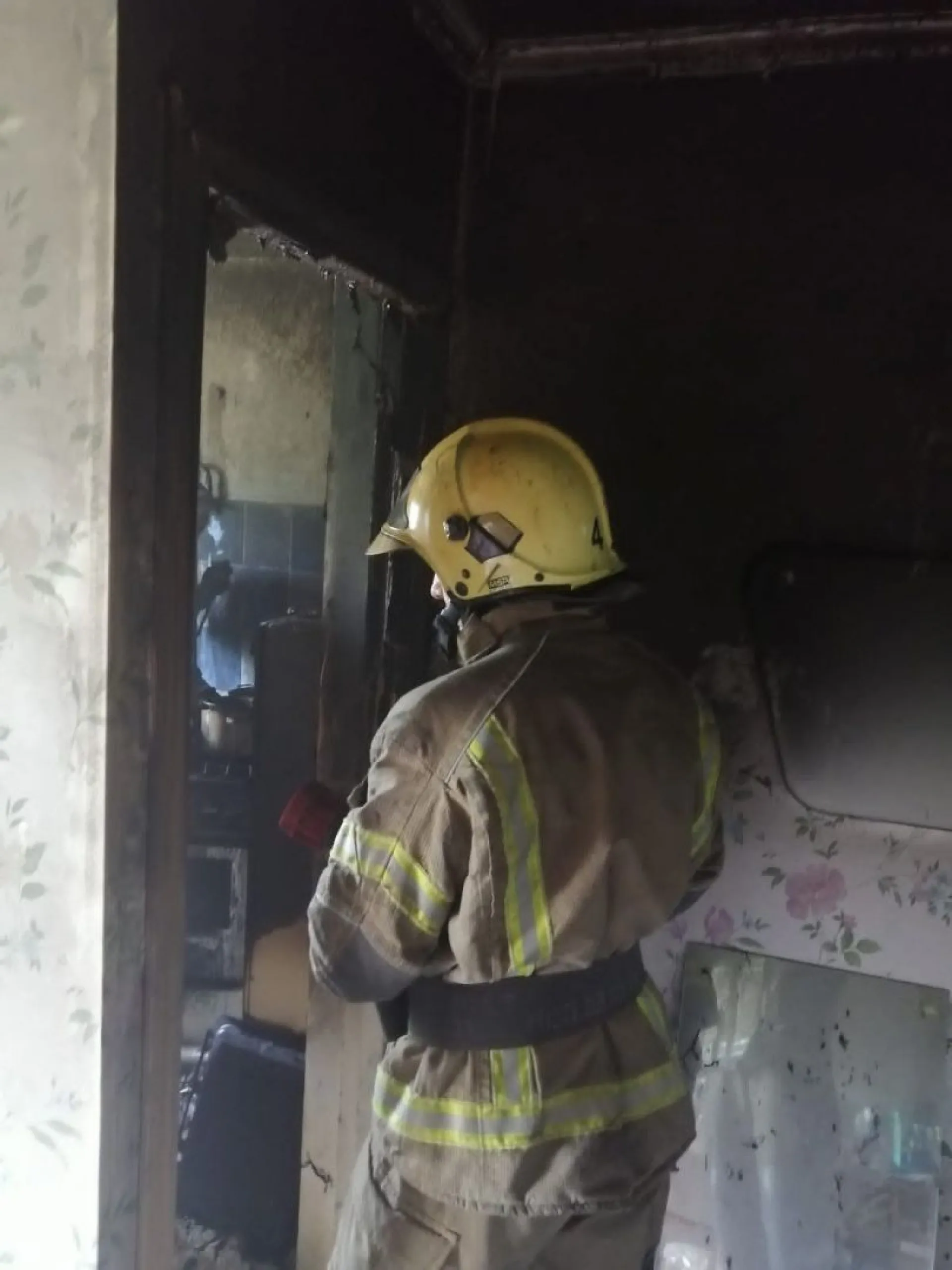 Барнаульские пожарные спасли людей из горящего дома