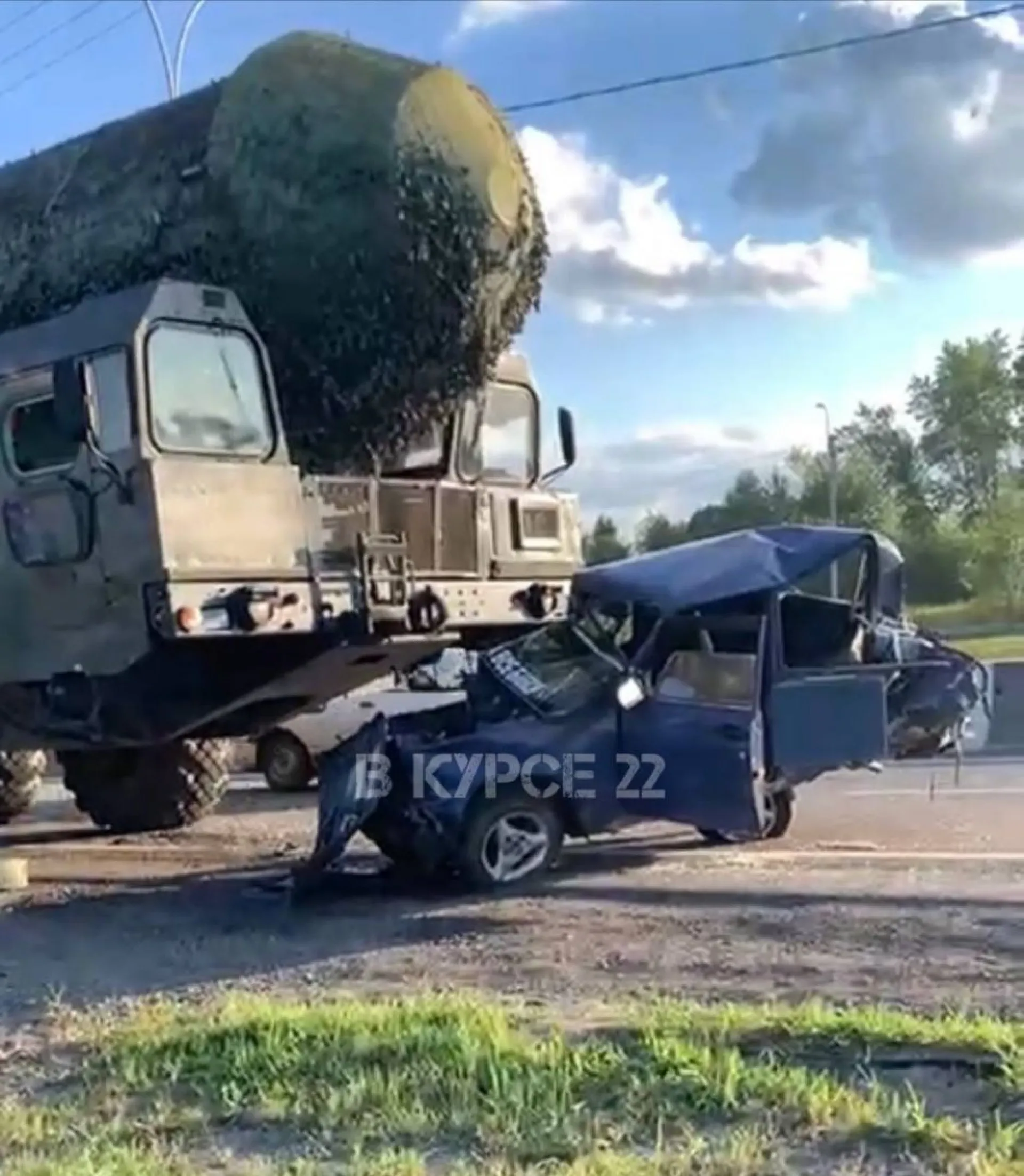 В Алтайском крае легковушка столкнулась с военным автомобилем