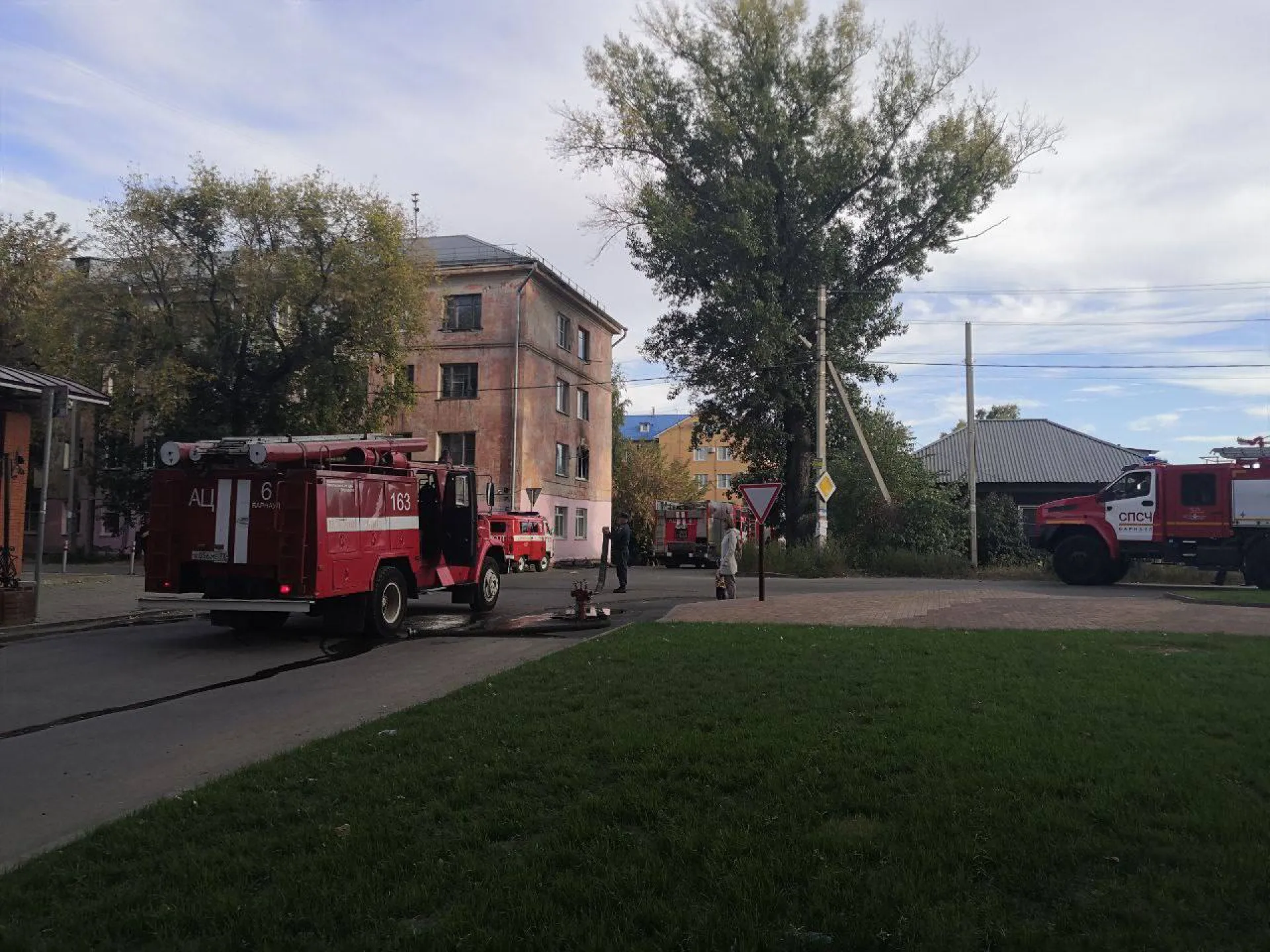 В Барнауле пожарные спасли троих человек из горящей квартиры