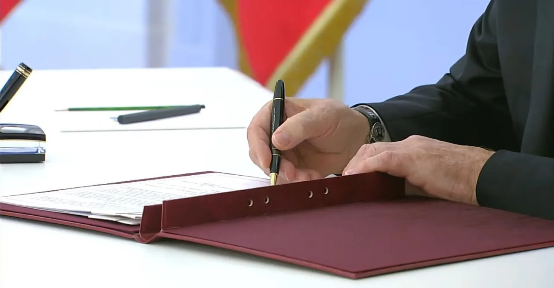 Виктор Томенко сообщил о планах Алтайского края развивать всестороннее сотрудничество с вошедшими в состав России регионами