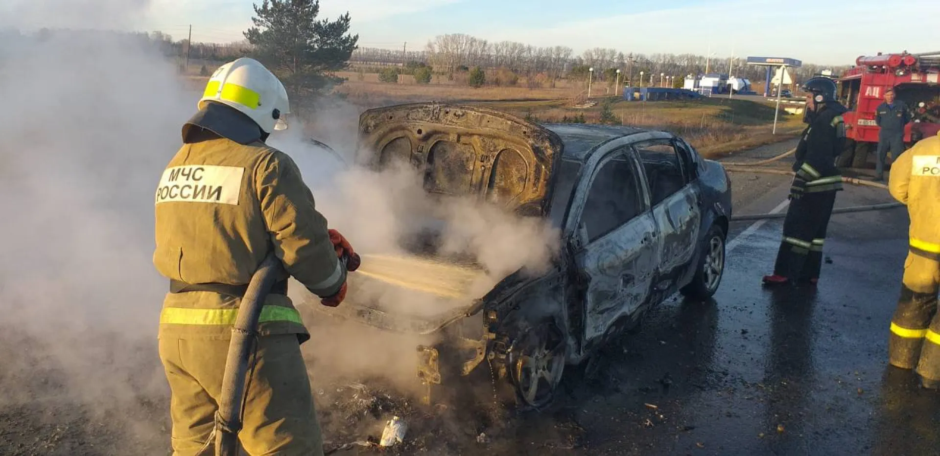Cпасатели Алтайского края потушили горящий на трассе автомобиль