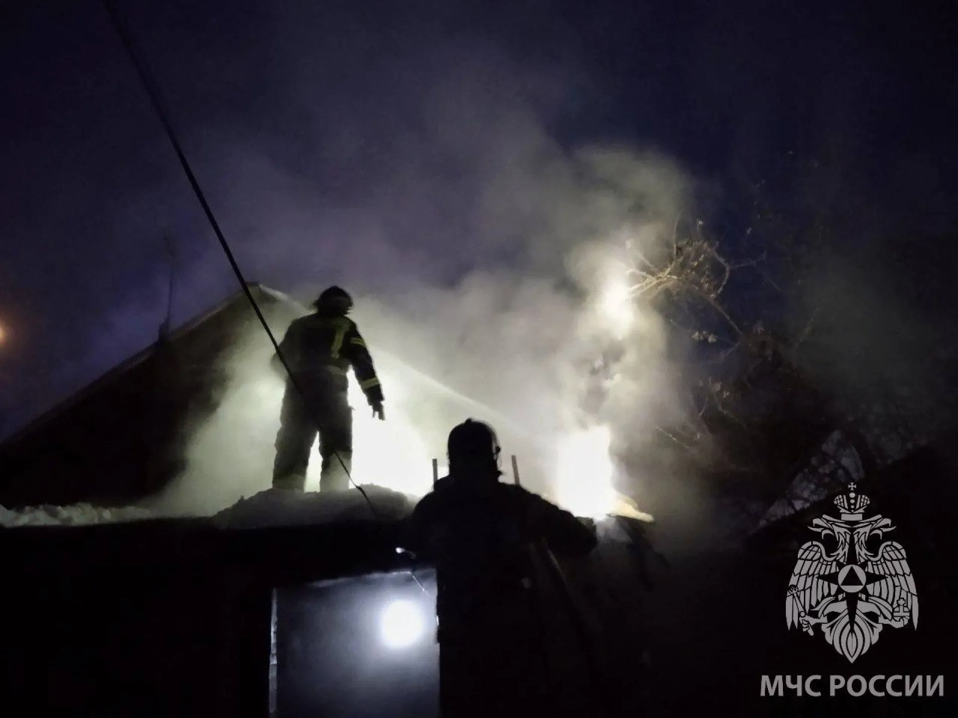 В Бийске пожарные спасли из горящего дома пожилую женщину В Бийске пожарные спасли из горящего дома пожилую женщину