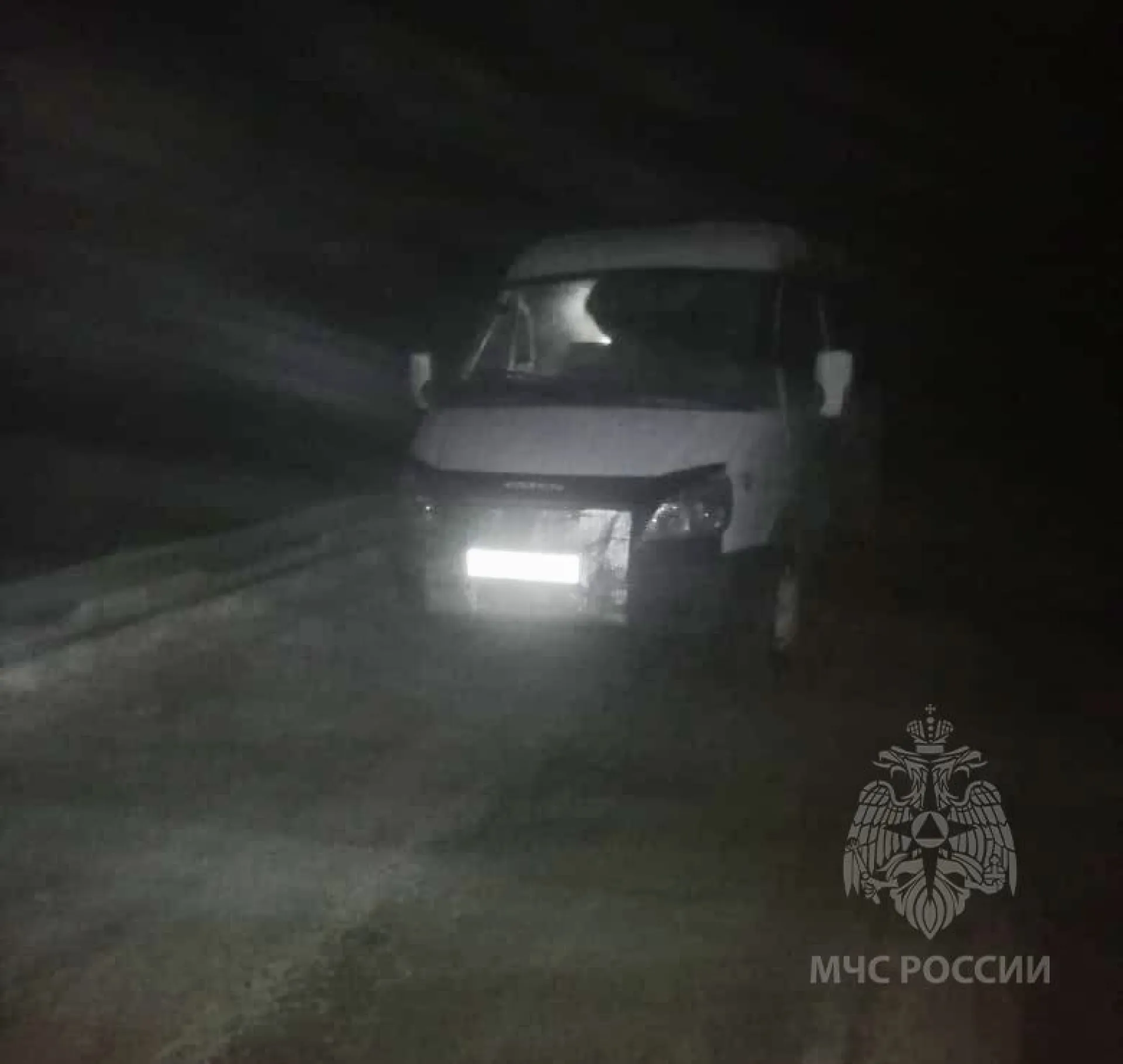 Сотрудники МЧС в Алтайском крае спасли человека в замерзшем автомобиле