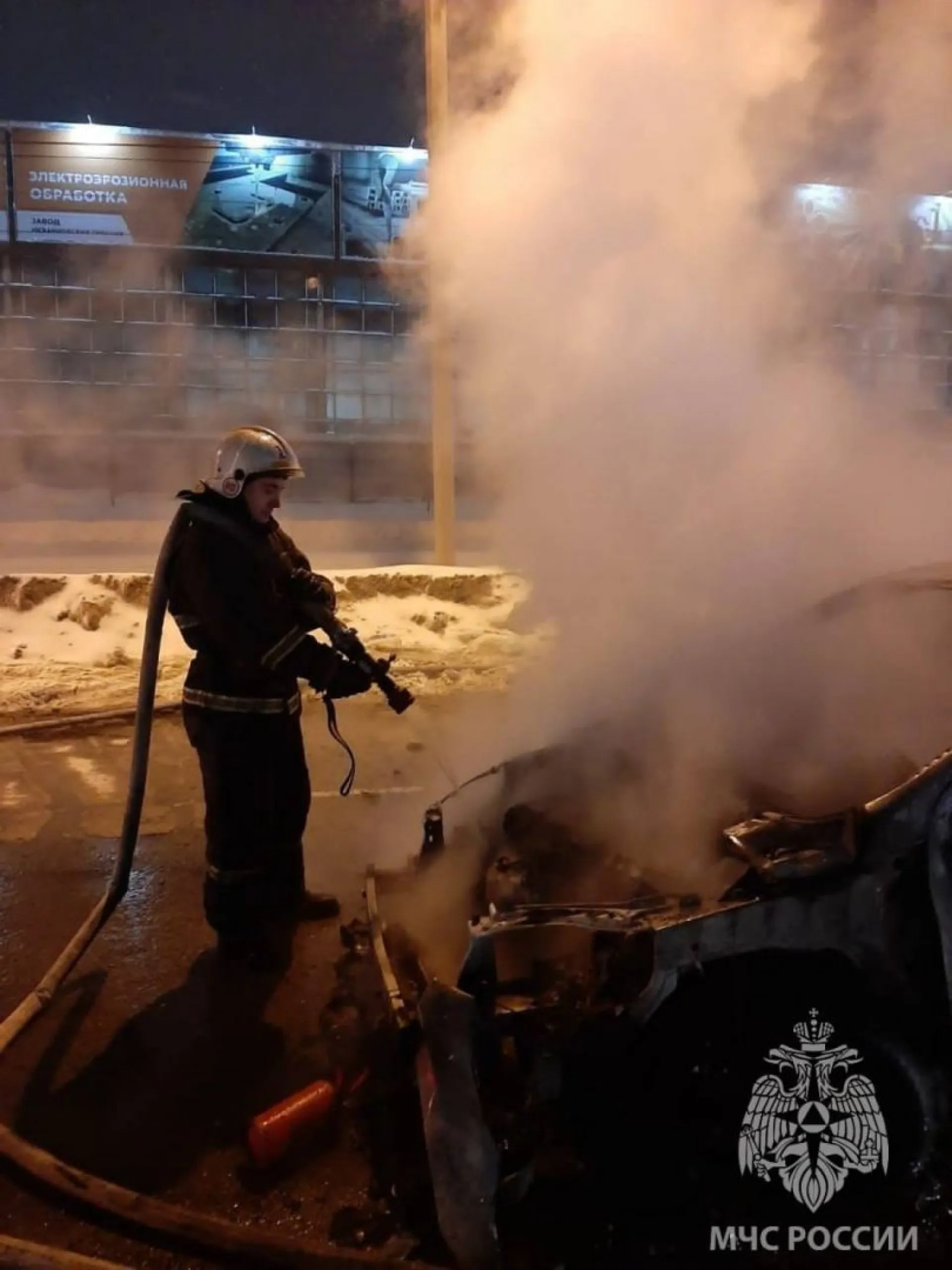 Легковой автомобиль сгорел на дороге в Барнауле Легковой автомобиль сгорел на дороге в Барнауле
