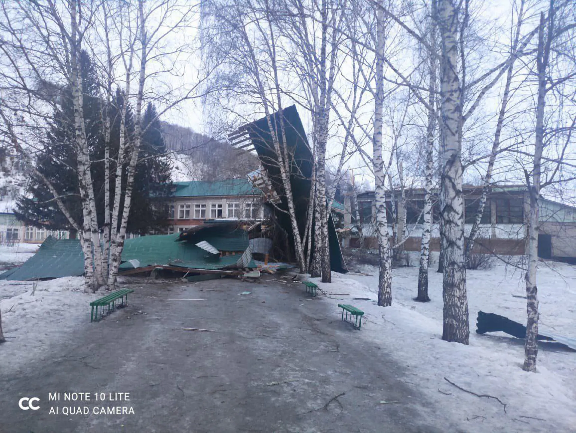 Крышу алтайской школы сорвало ветром. Её восстановят в кратчайшие сроки