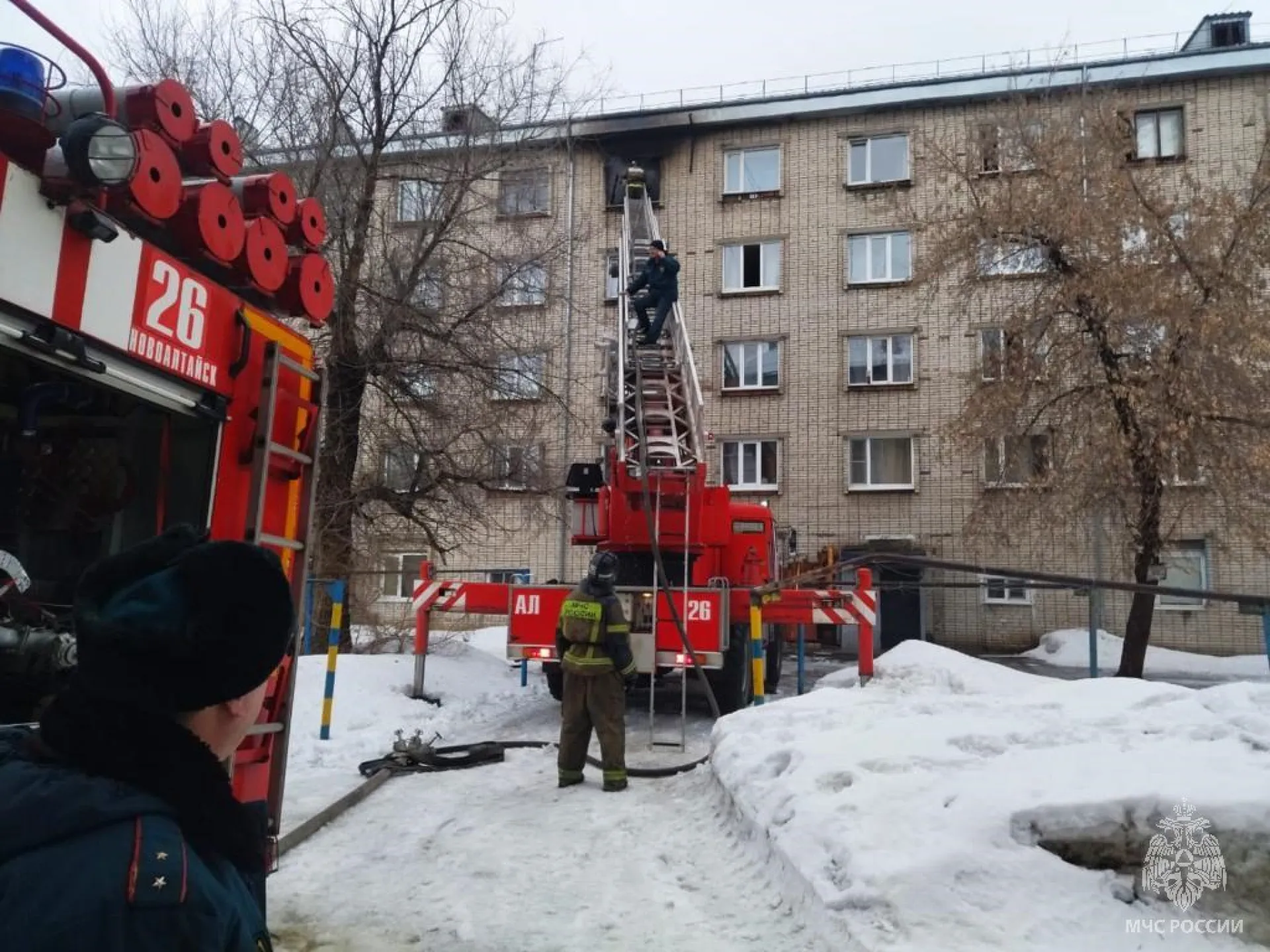 15 человек эвакуировали при пожаре в жилом доме в Новоалтайске