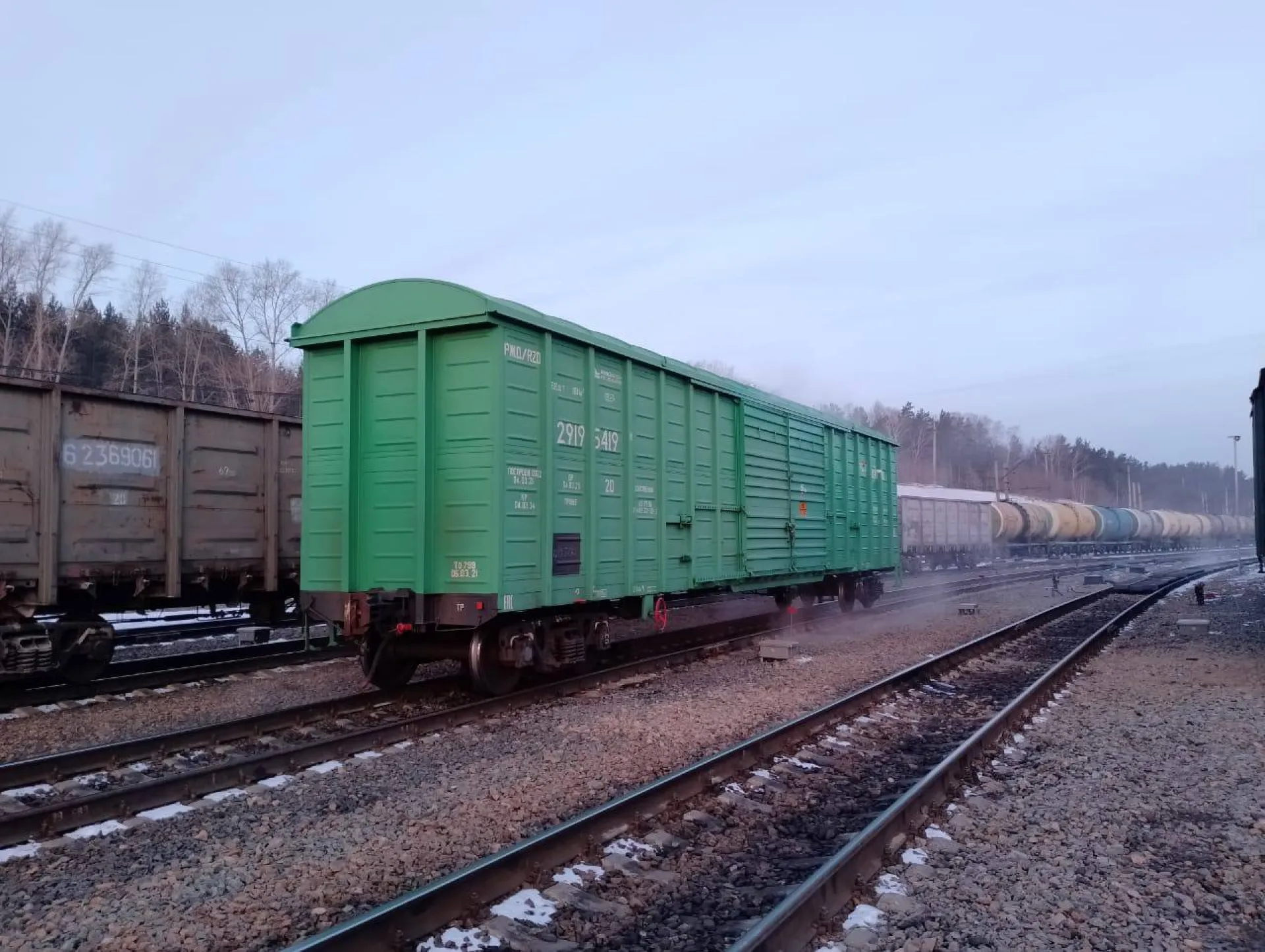 На Западно-Сибирской железной дороге обнаружили утечку соляной кислоты На Западно-Сибирской железной дороге обнаружили утечку соляной кислоты