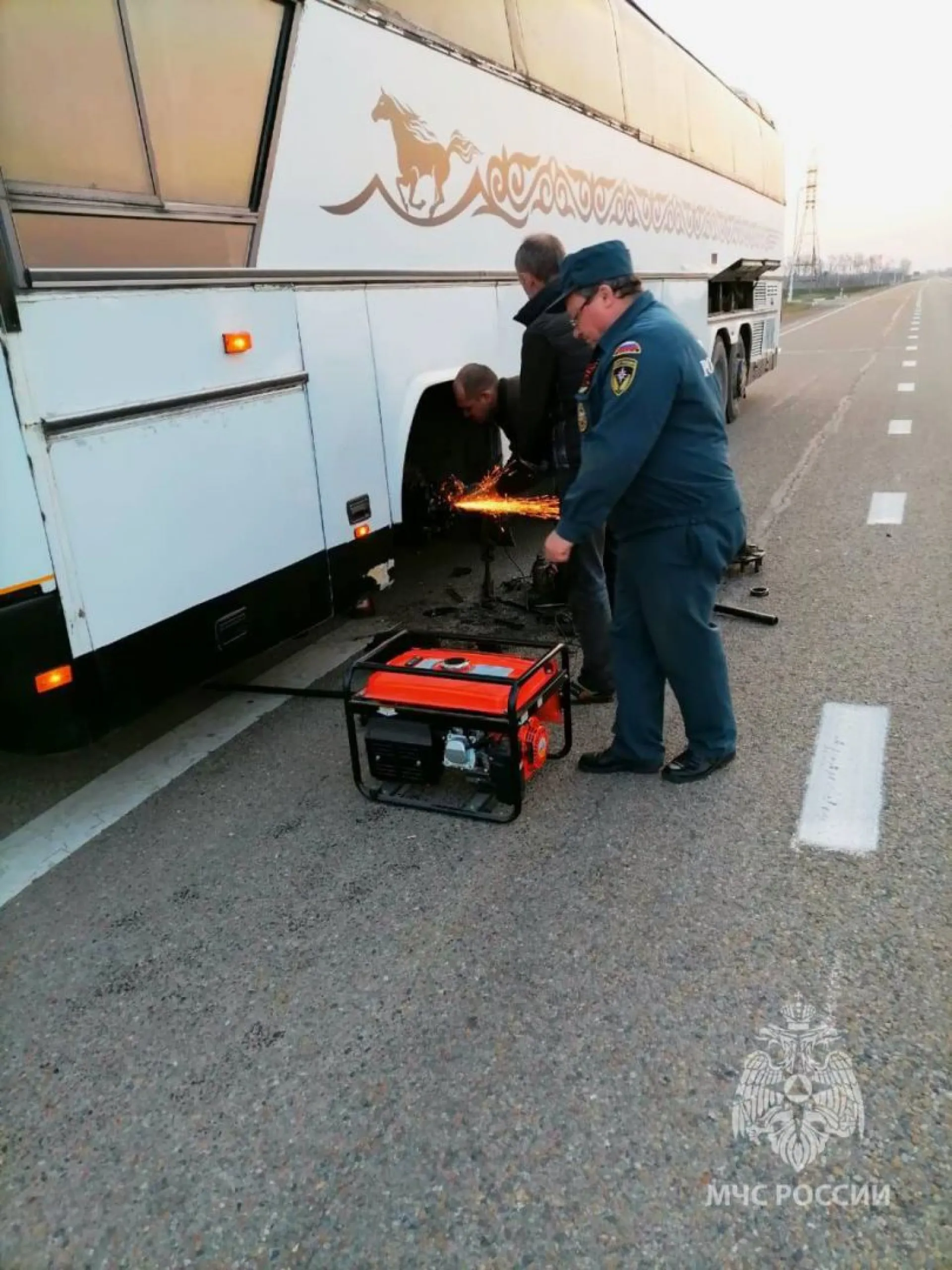 В Алтайском крае сотрудники МЧС устранили неисправность автобуса на ночной трассе