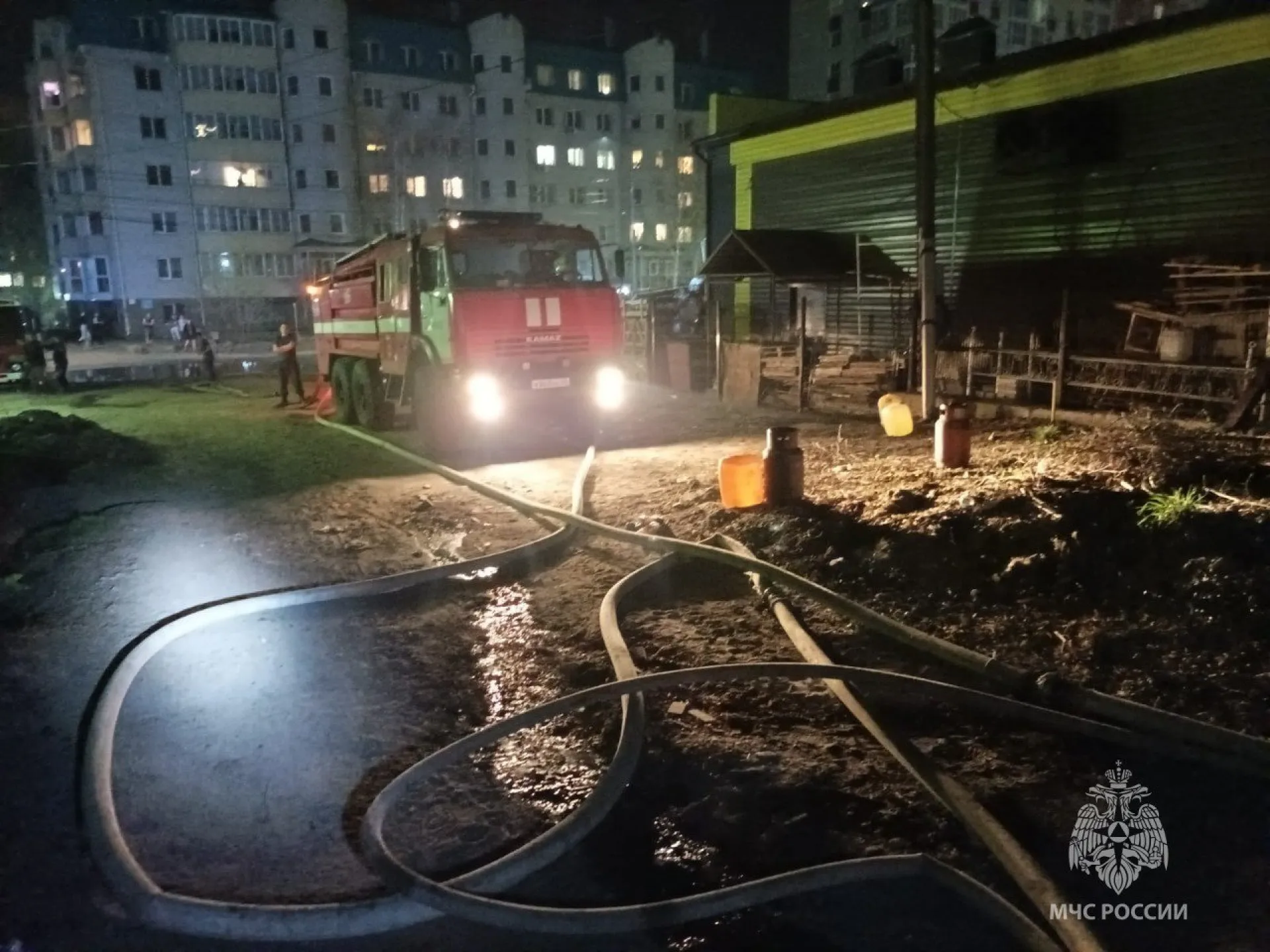 В Барнауле пожарные предотвратили взрыв газа при пожаре в жилом доме