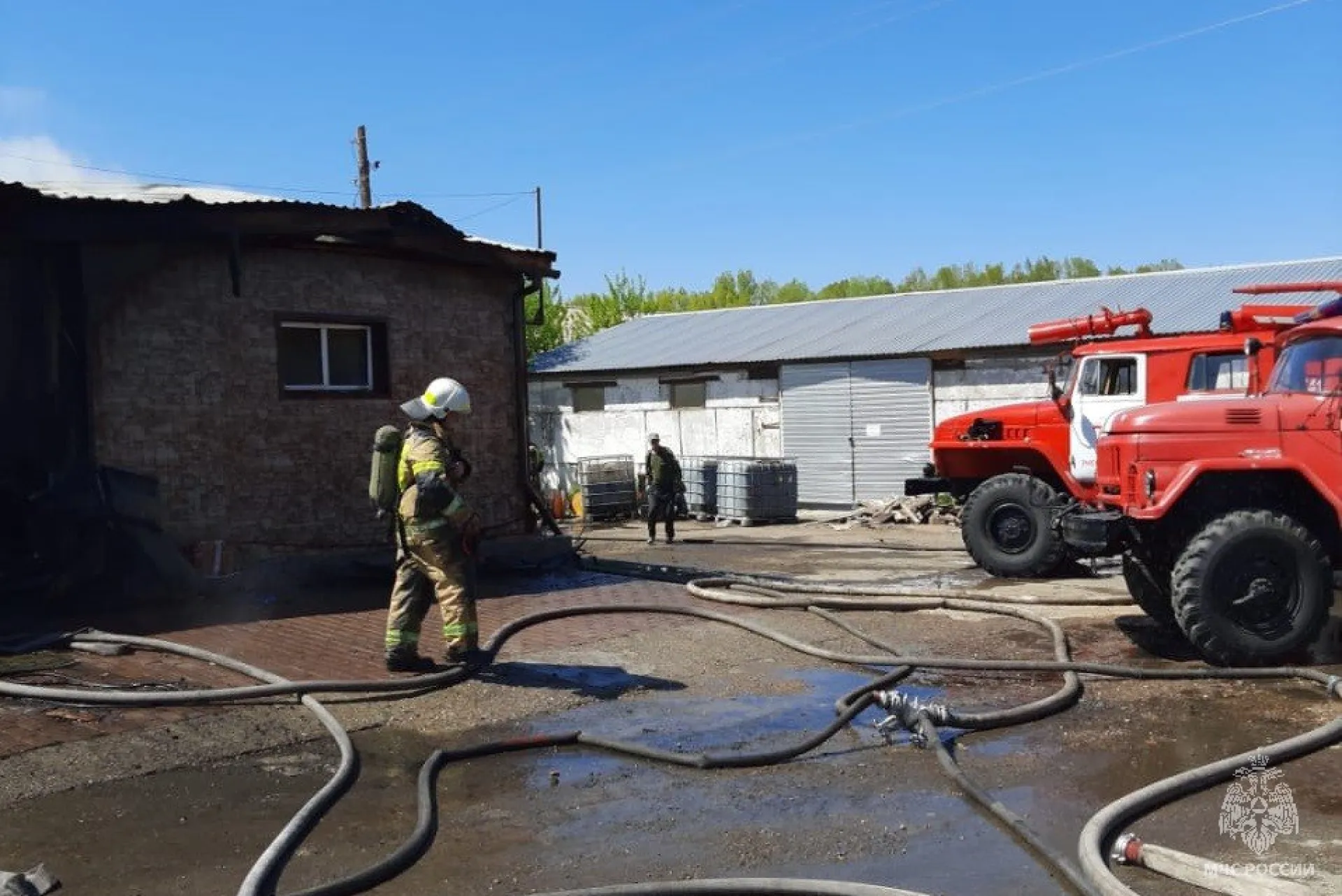 В Змеиногорске силами пожарной охраны ликвидировано возгорание магазина