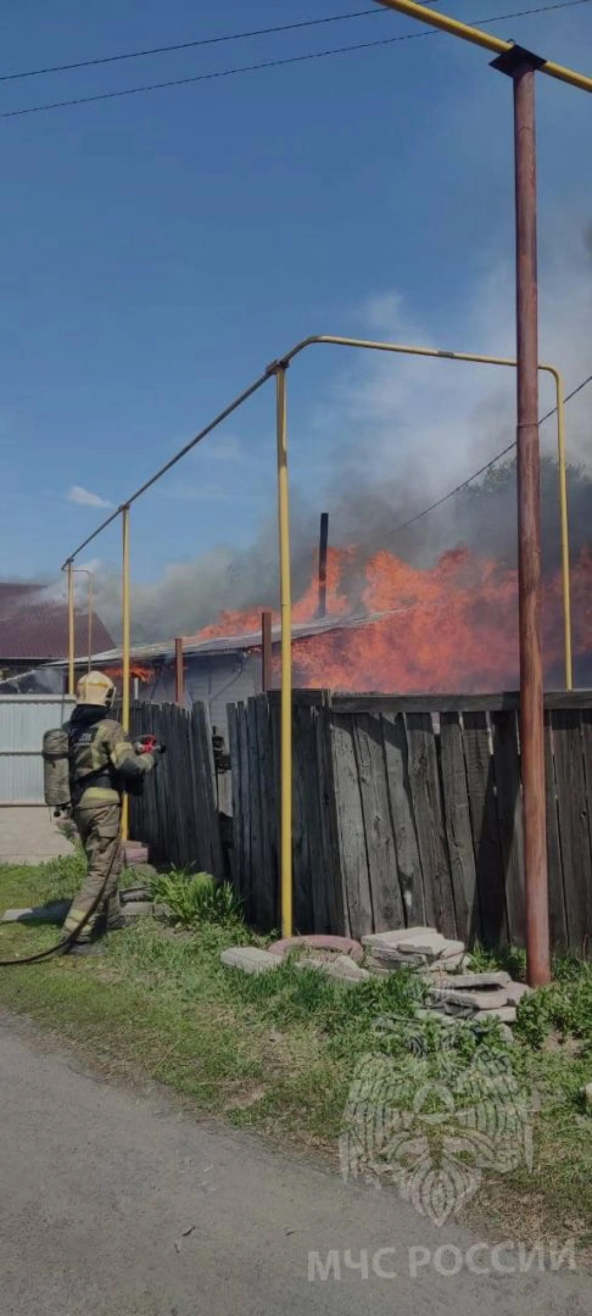Пожарные ликвидировали возгорание в частном секторе Барнаула