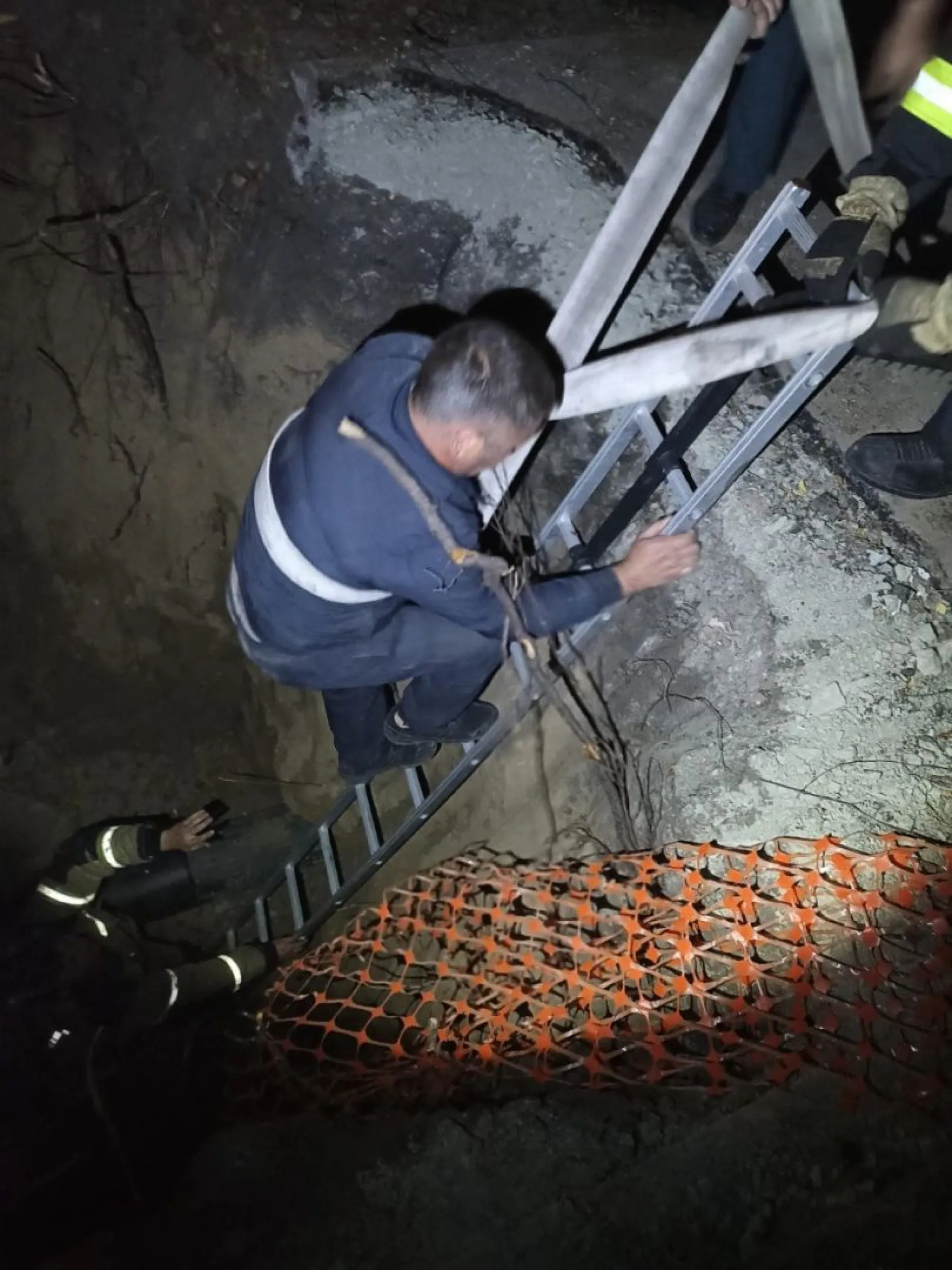 В Барнауле сотрудники МЧС спасли мужчину, упавшего в глубокую яму