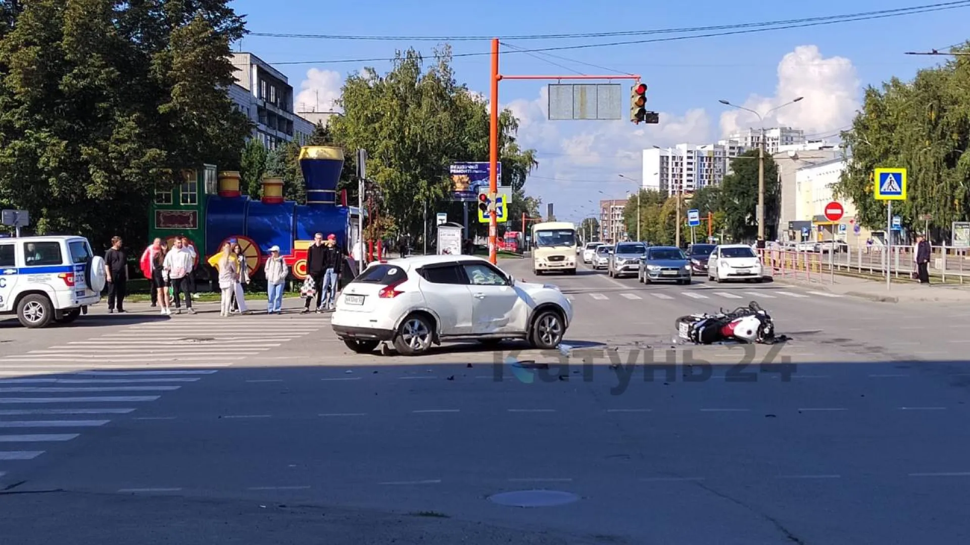 В центре Барнаула произошло серьёзное ДТП с участием мотоциклиста