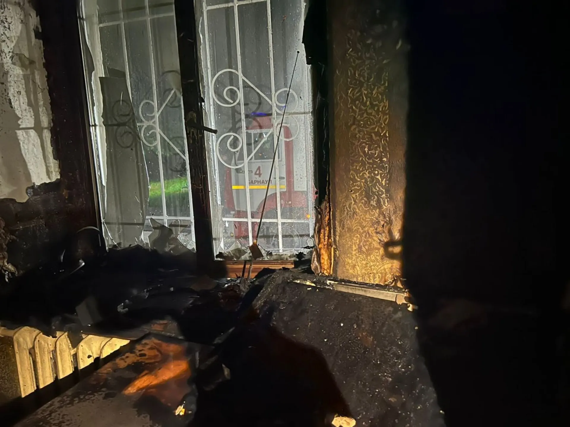 В Барнауле сотрудники МЧС спасли при пожаре 10 человек В Барнауле сотрудники МЧС спасли при пожаре 10 человек