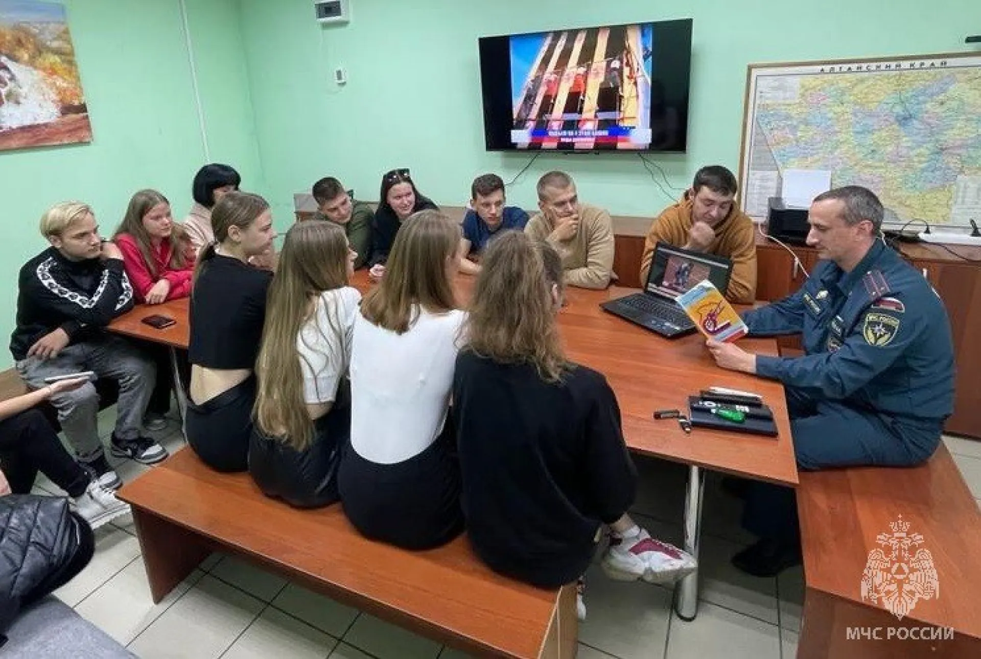 Юные жители Барнаула научились основам психологической помощи при ЧС