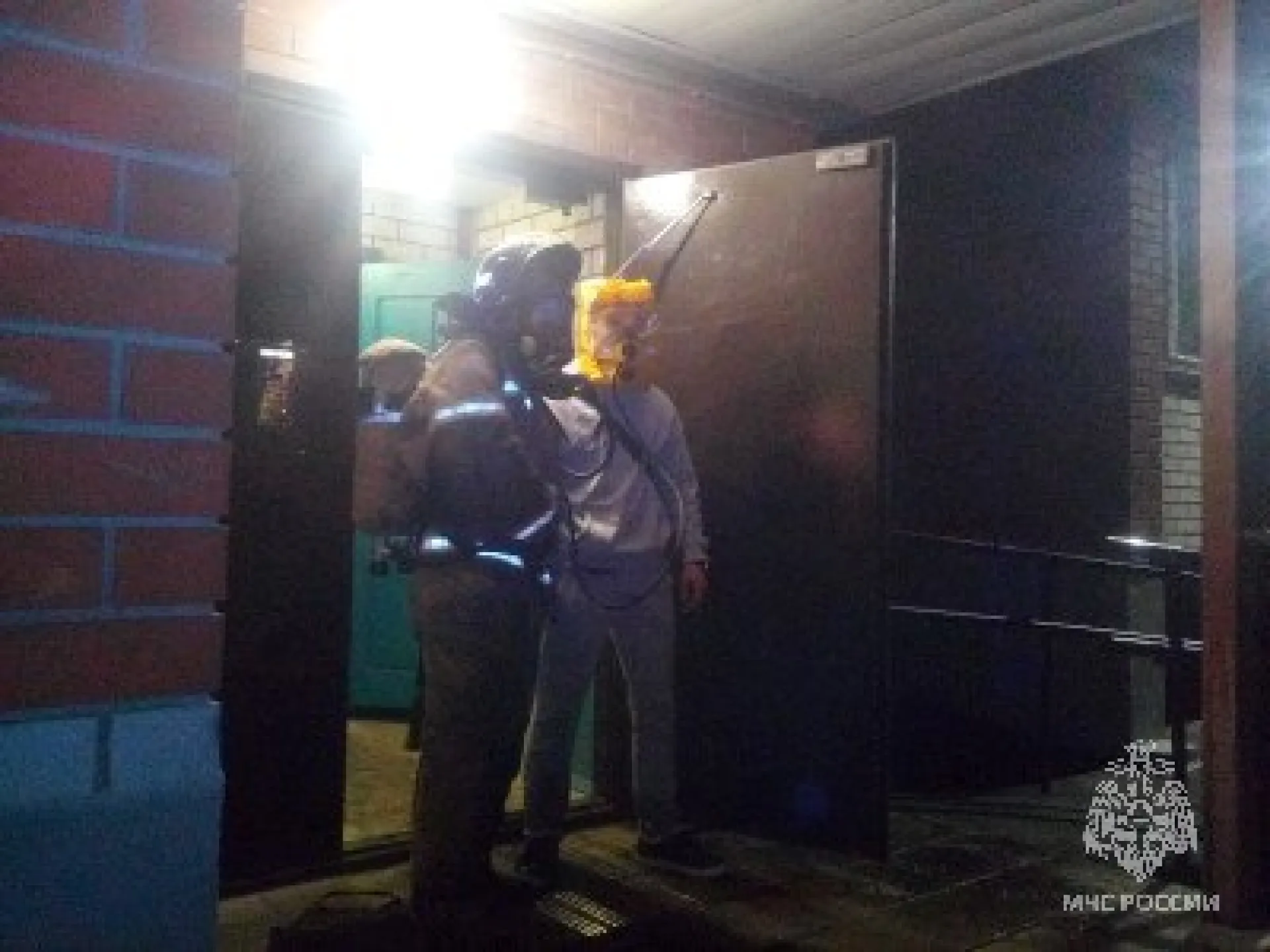 В Новоалтайске пожарные спасли людей из горящего многоквартирного дома