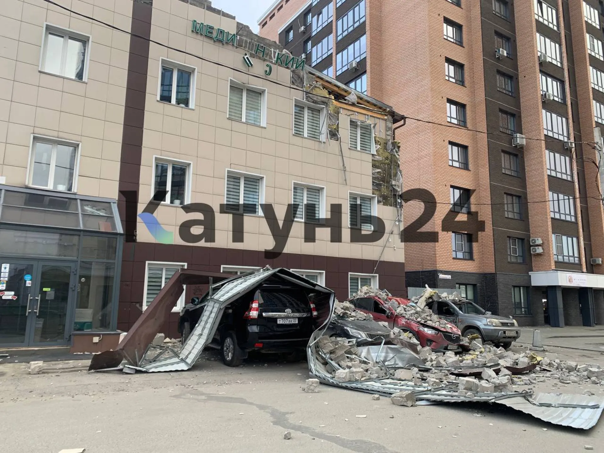 Обломки крыши обрушились на припаркованные автомобили в Барнауле