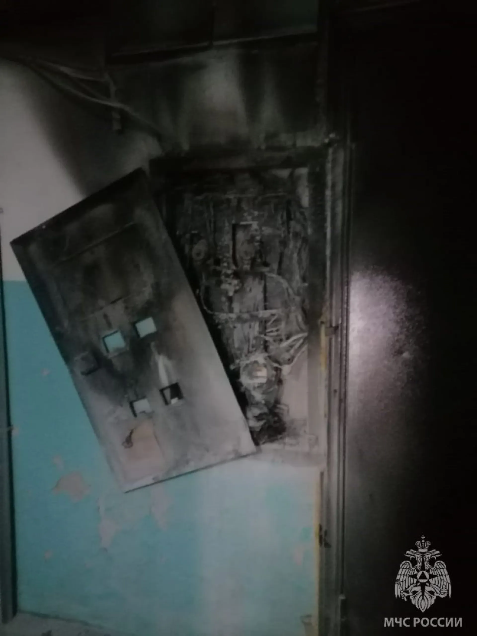 В Барнауле сотрудники МЧС спасли людей при пожаре в многоквартирном доме
