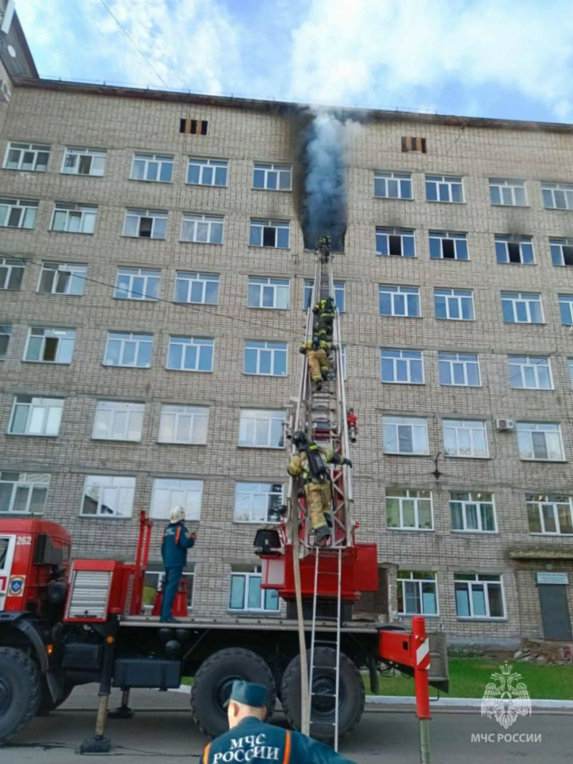 После ликвидации возгорания в ЦГБ Бийска часть пациентов вернули в здание, новых направят в горбольницу № 2 После ликвидации возгорания в ЦГБ Бийска часть пациентов вернули в здание, новых направят в горбольницу № 2