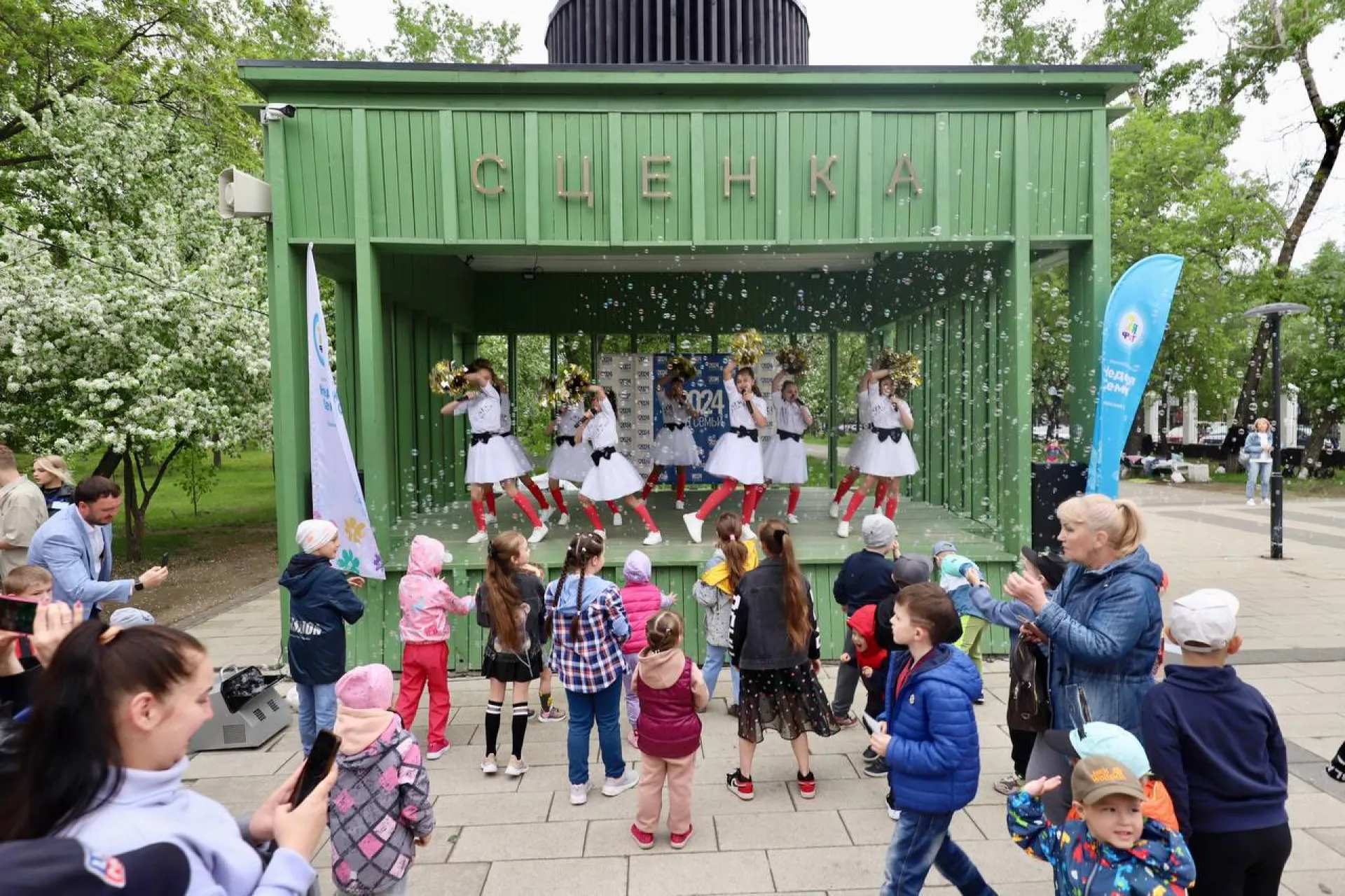 Парад счастливых семей впервые прошел в Алтайском крае