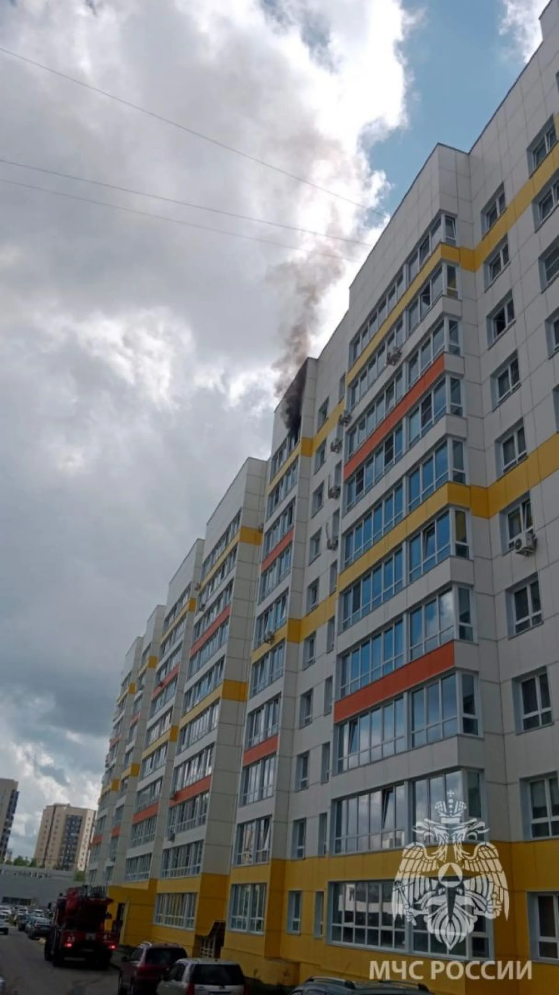 МЧС: 50 человек эвакуировались при пожаре в многоквартирном доме