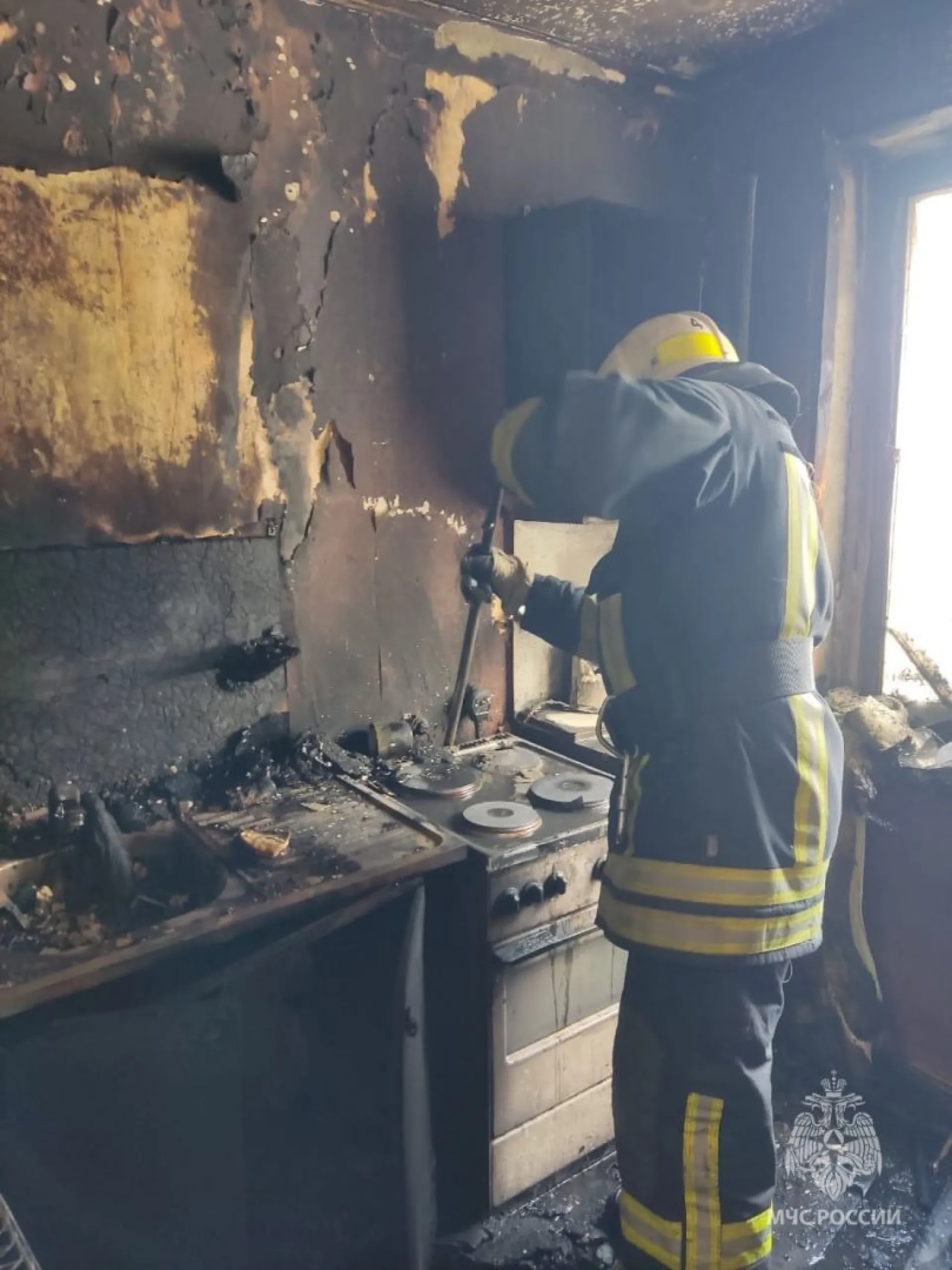 Огнеборцы спасли 11 человек во время пожара в Барнауле Огнеборцы спасли 11 человек во время пожара в Барнауле