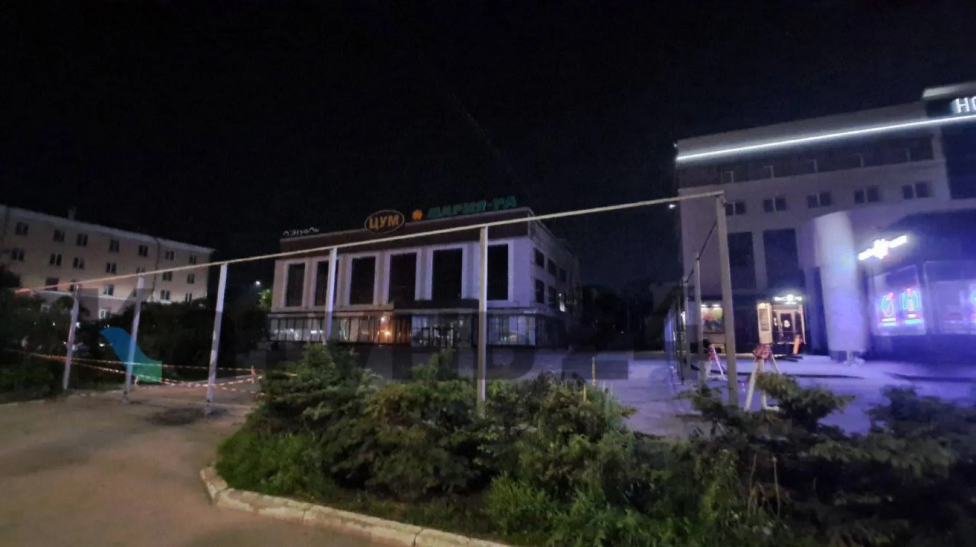 Возле барнаульского ЦУМа начали устанавливать забор