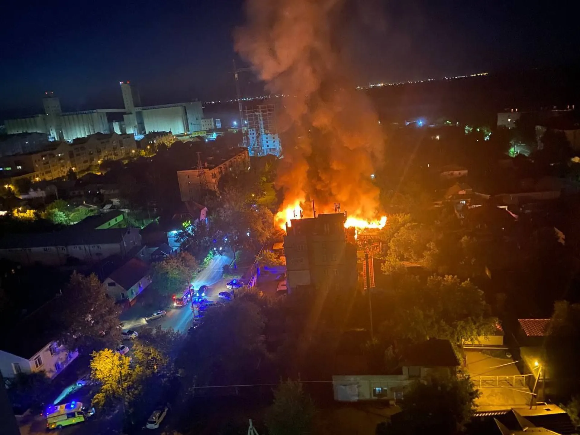 Крупный пожар ликвидировали этой ночью в Барнауле