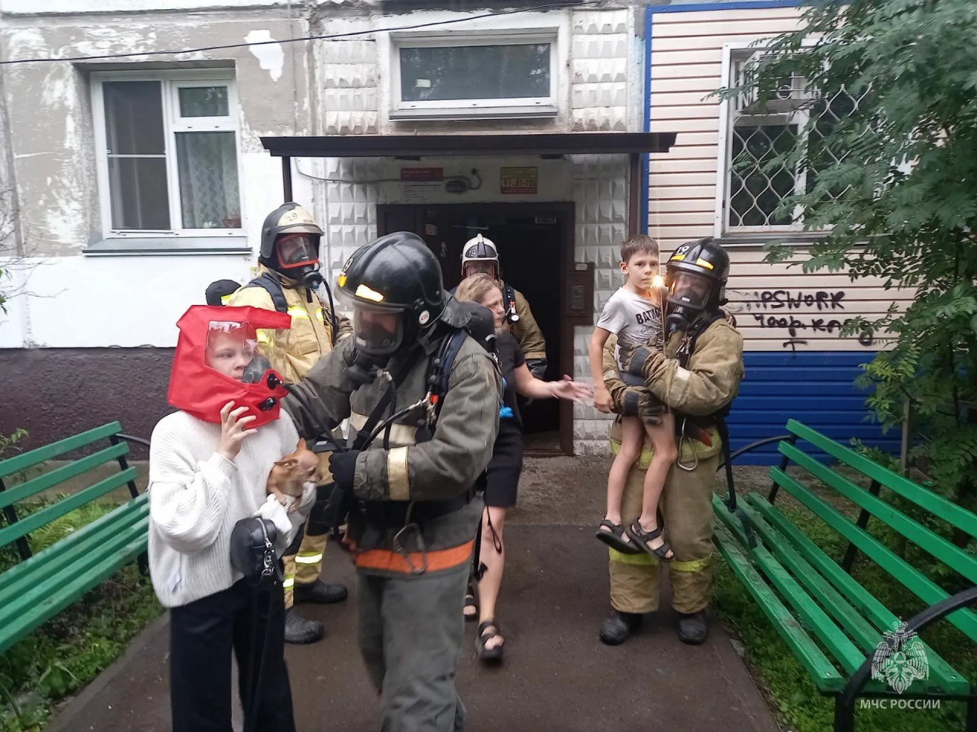 Пятерых детей спасли на пожаре в Бийске