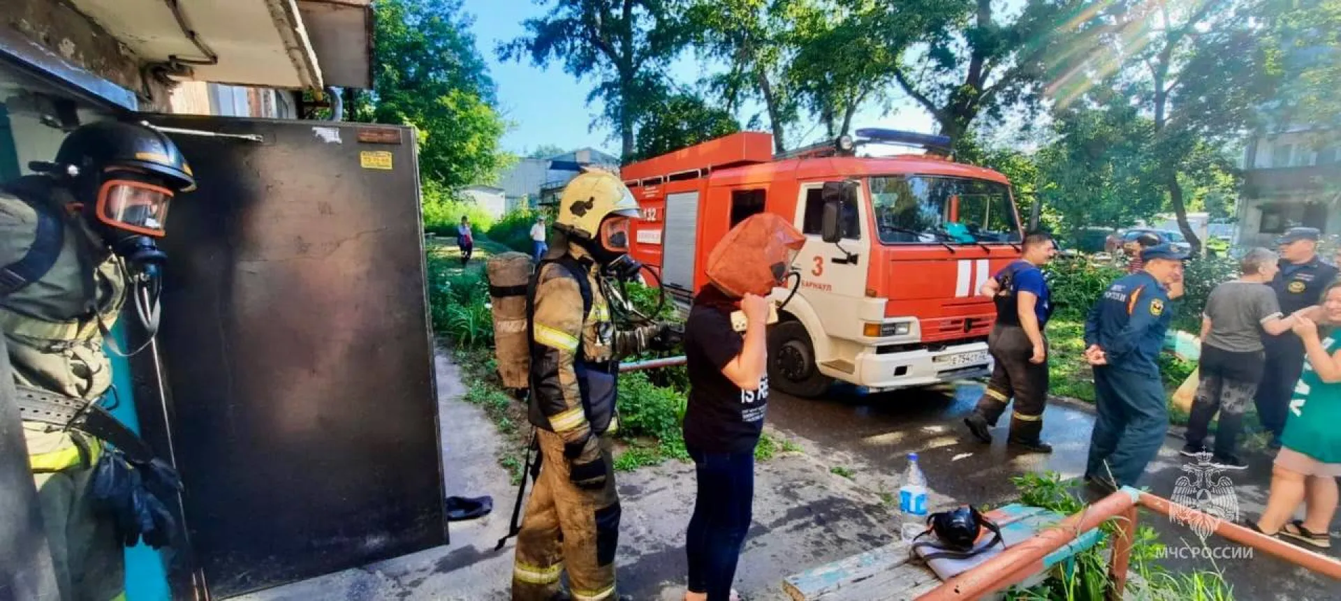 В Барнауле сотрудники МЧС справились с огнём в многоэтажном доме В Барнауле сотрудники МЧС справились с огнём в многоэтажном доме