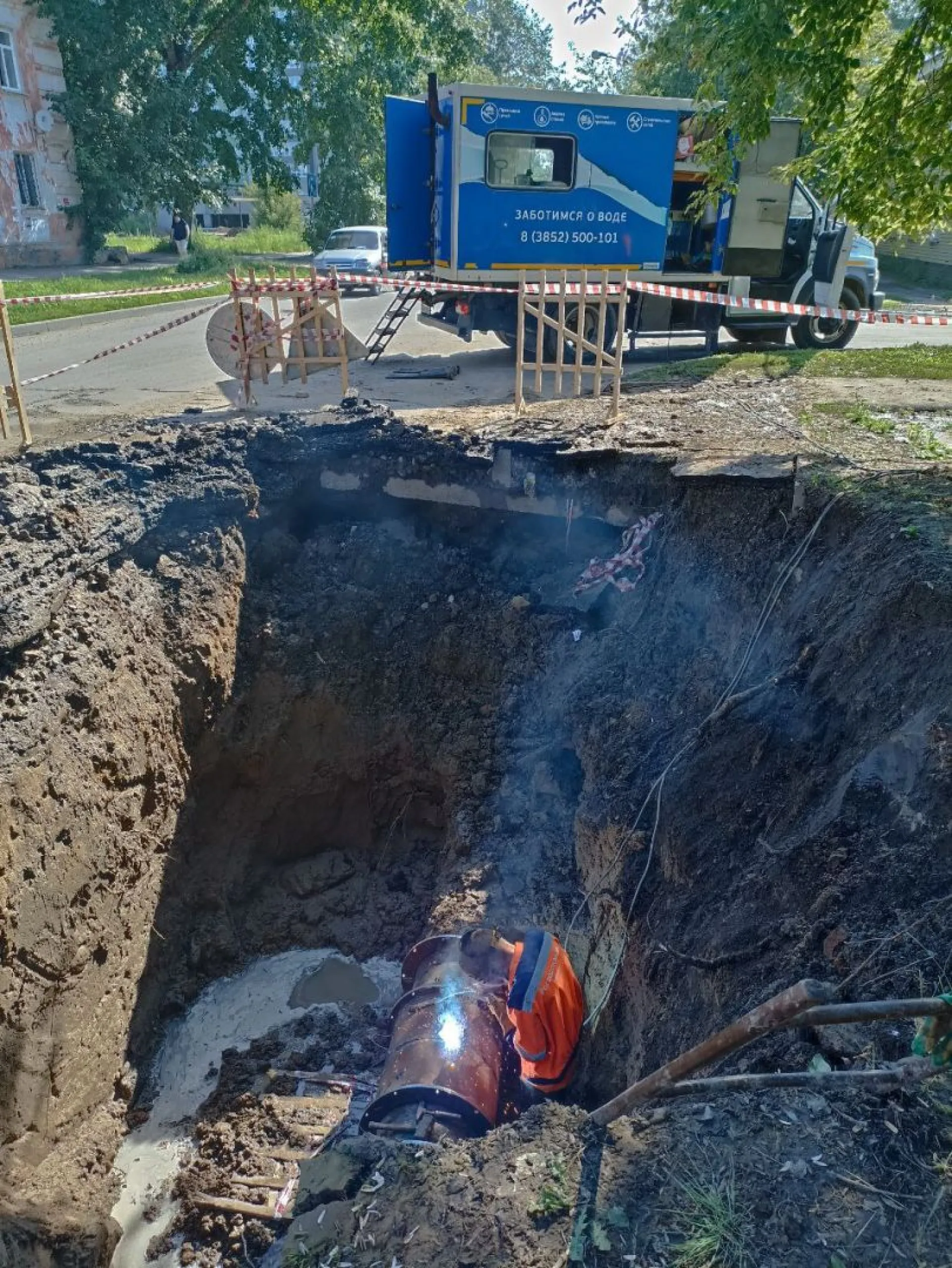 Крупное повреждение водопровода устранили в Барнауле